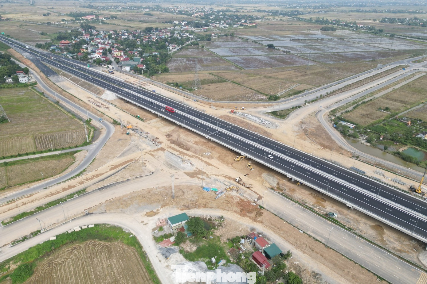 Toàn cảnh cầu vượt trên cao tốc Bắc - Nam qua Ninh Bình vừa thông xe - Ảnh 3