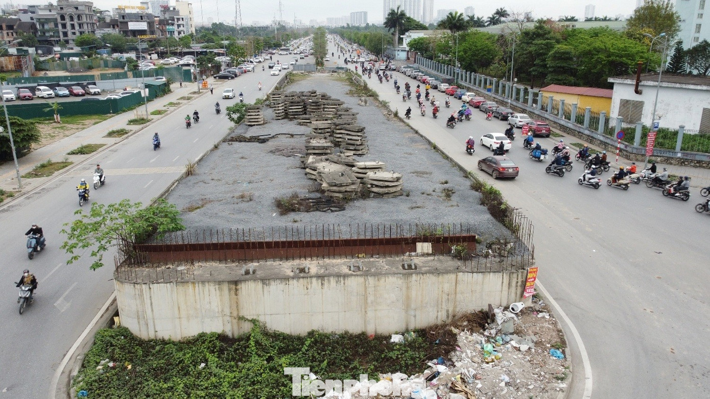 Nút giao ‘dị dạng’ ở Hà Nội lại vỡ tiến độ mặt bằng, giao thông ùn tắc - Ảnh 4