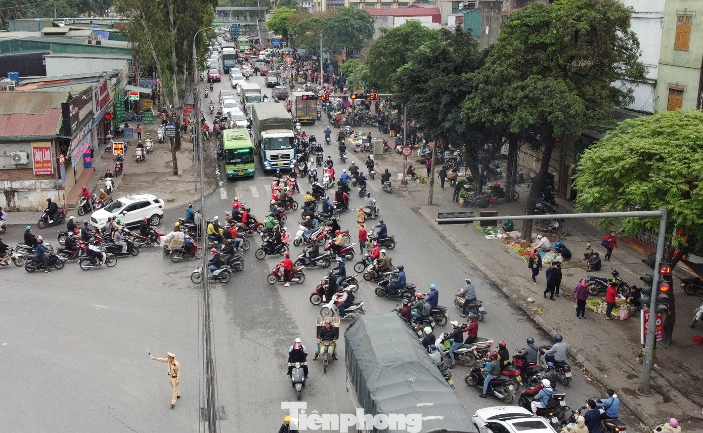 Nút giao ‘dị dạng’ ở Hà Nội lại vỡ tiến độ mặt bằng, giao thông ùn tắc - Ảnh 7