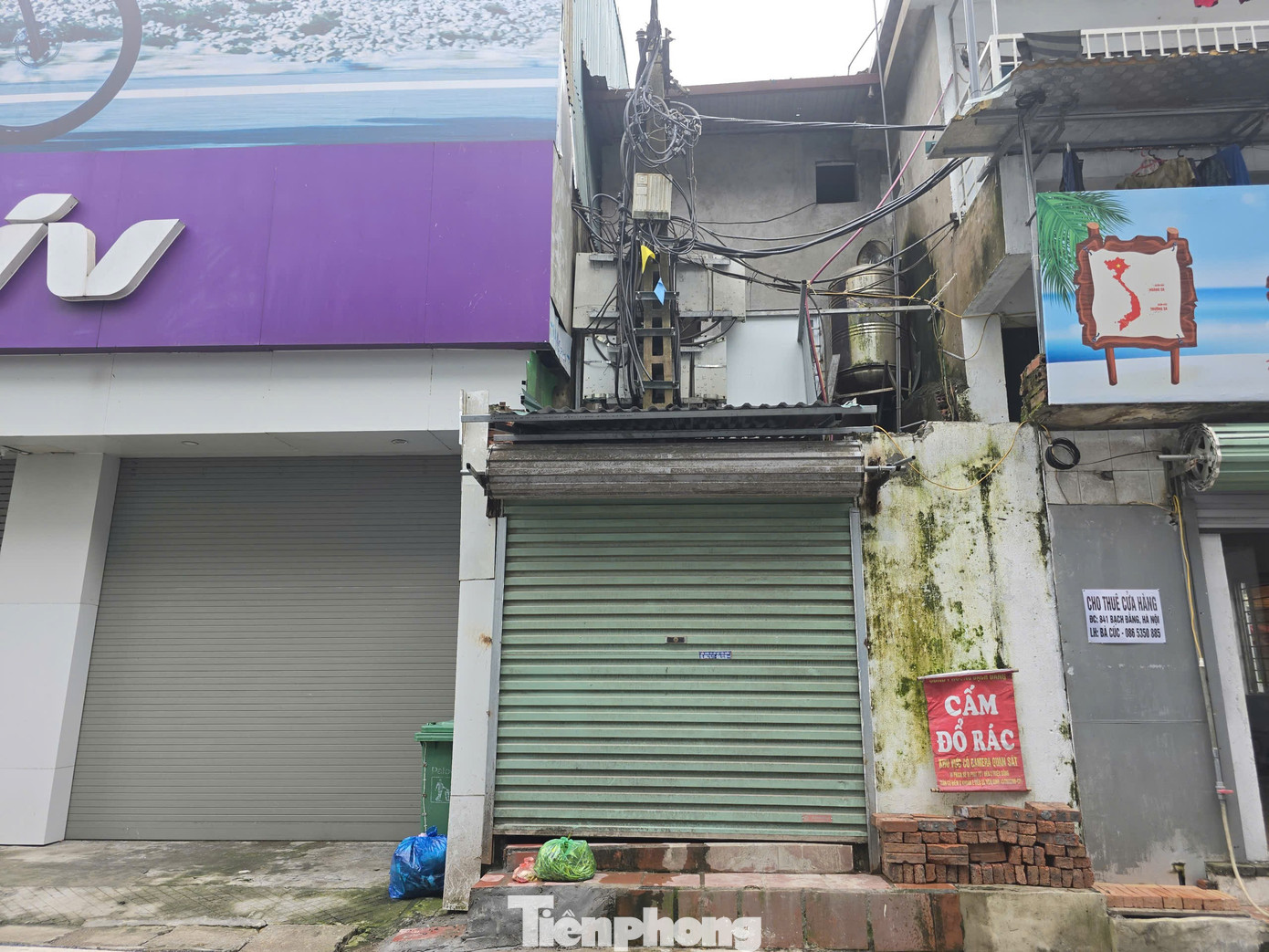 Kỳ lạ nhà 'ôm' cột điện tại phường trung tâm Thủ đô - Ảnh 8