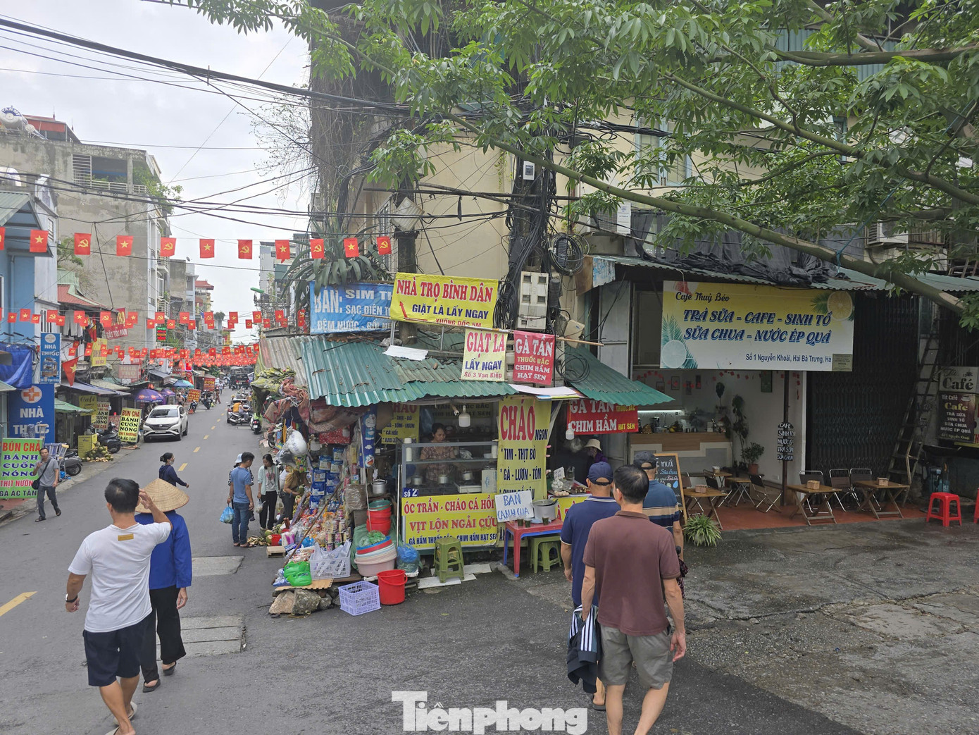 Kỳ lạ nhà 'ôm' cột điện tại phường trung tâm Thủ đô - Ảnh 12