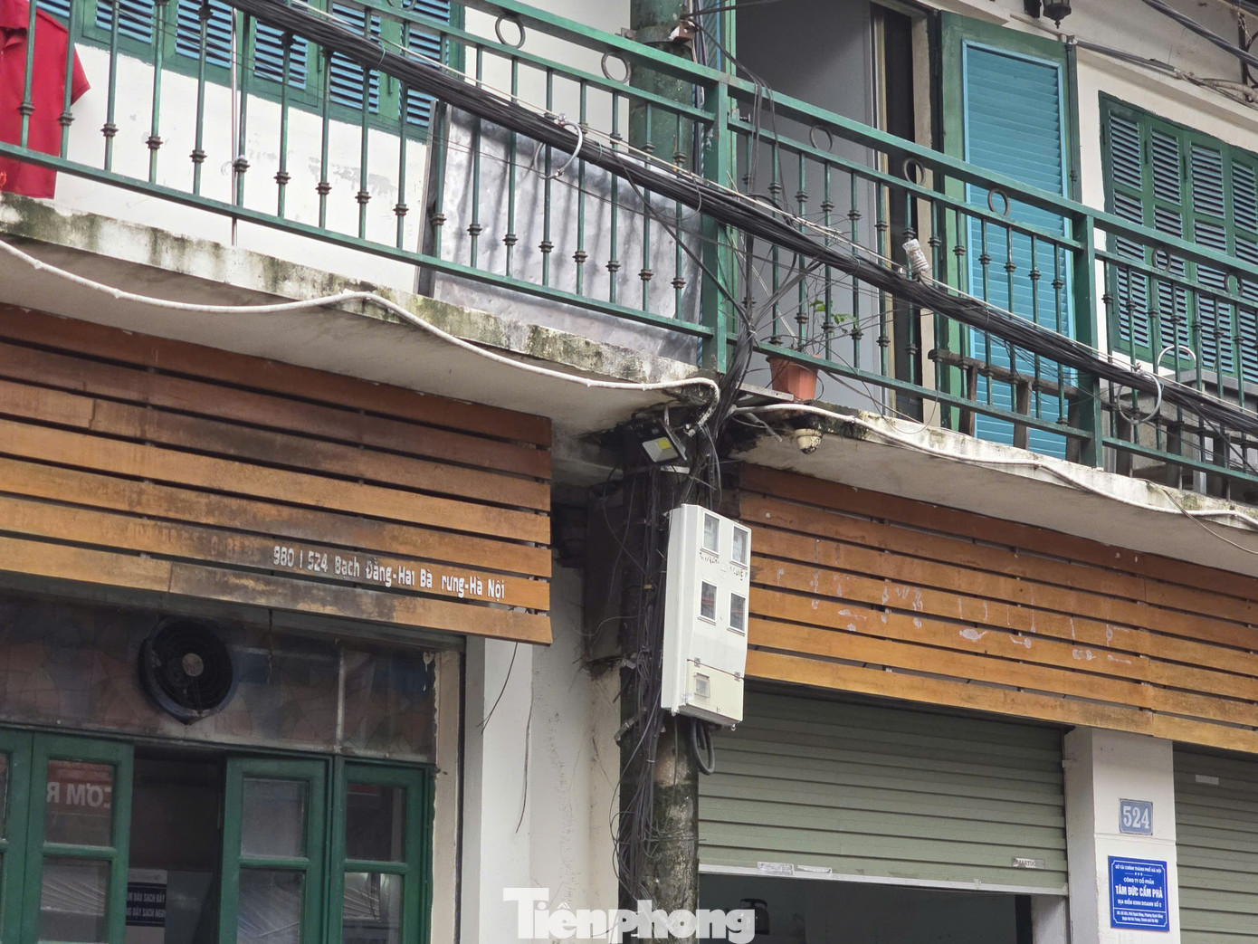 Kỳ lạ nhà 'ôm' cột điện tại phường trung tâm Thủ đô - Ảnh 9