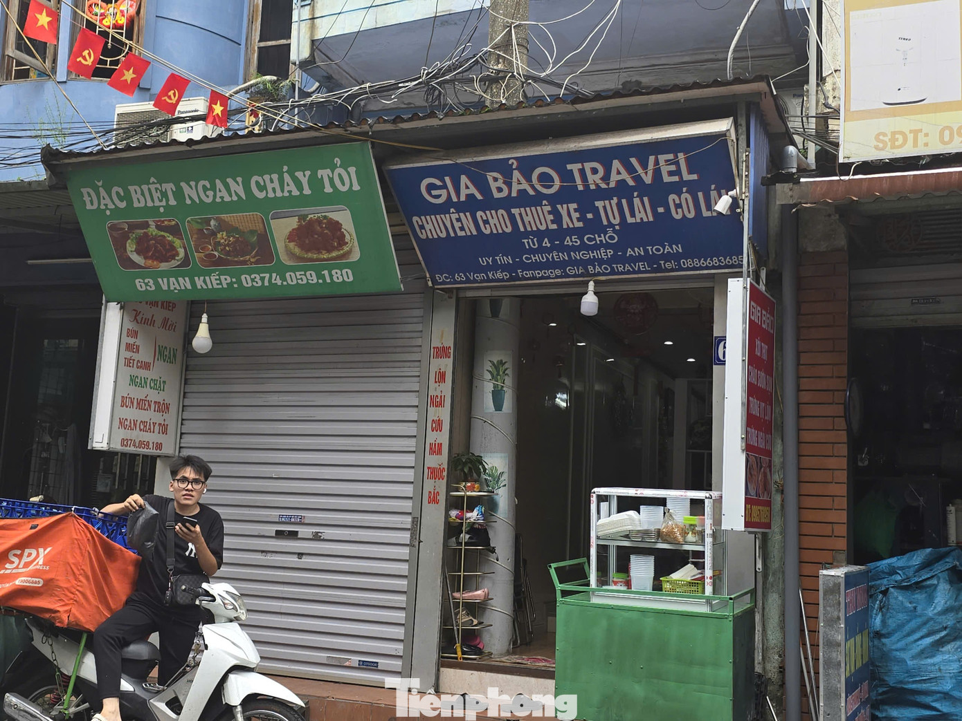 Kỳ lạ nhà 'ôm' cột điện tại phường trung tâm Thủ đô - Ảnh 10