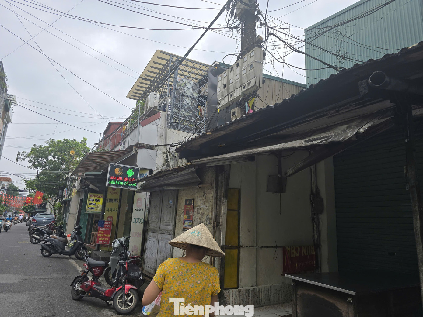 Kỳ lạ nhà 'ôm' cột điện tại phường trung tâm Thủ đô - Ảnh 11