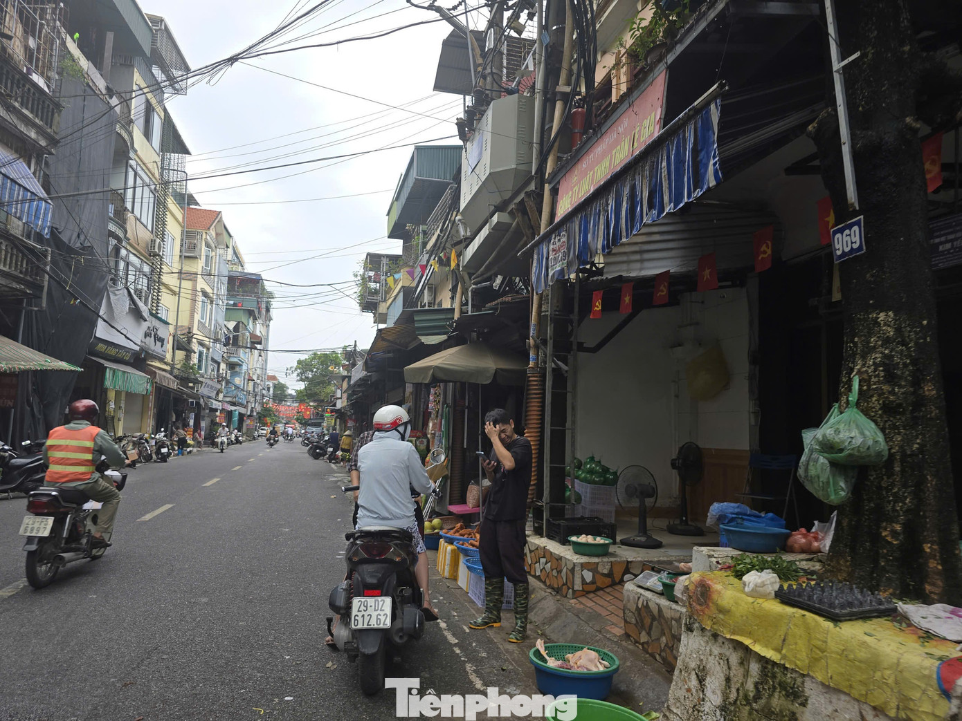 Kỳ lạ nhà 'ôm' cột điện tại phường trung tâm Thủ đô - Ảnh 3