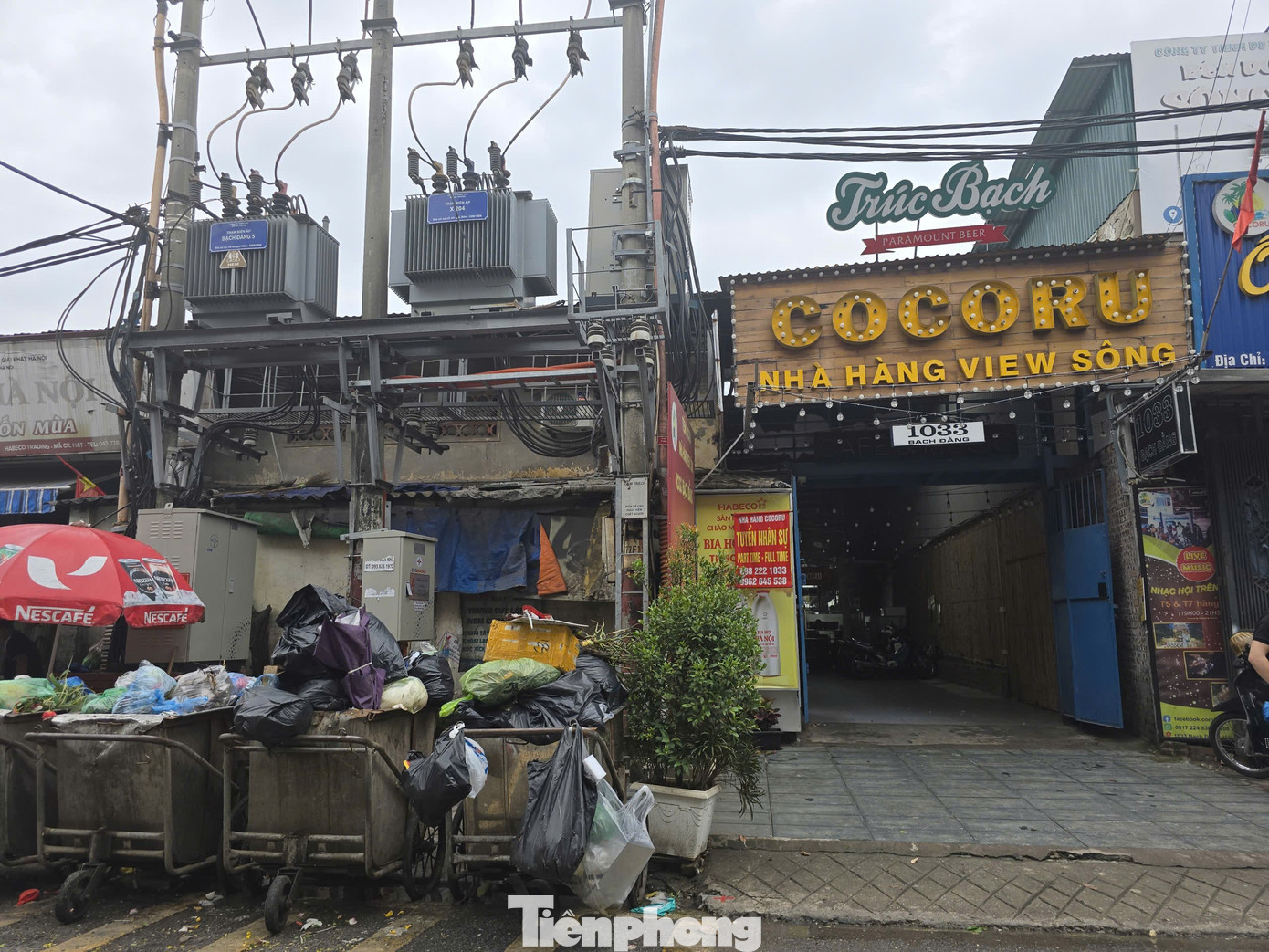 Kỳ lạ nhà 'ôm' cột điện tại phường trung tâm Thủ đô - Ảnh 1