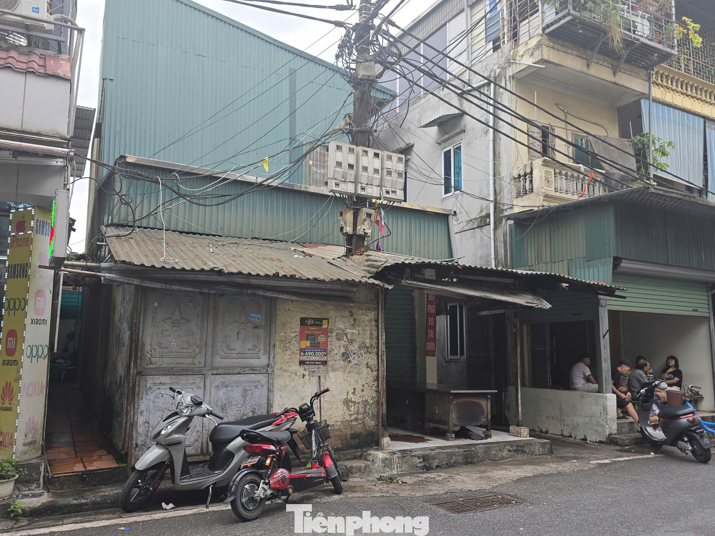 Kỳ lạ nhà 'ôm' cột điện tại phường trung tâm Thủ đô - Ảnh 2