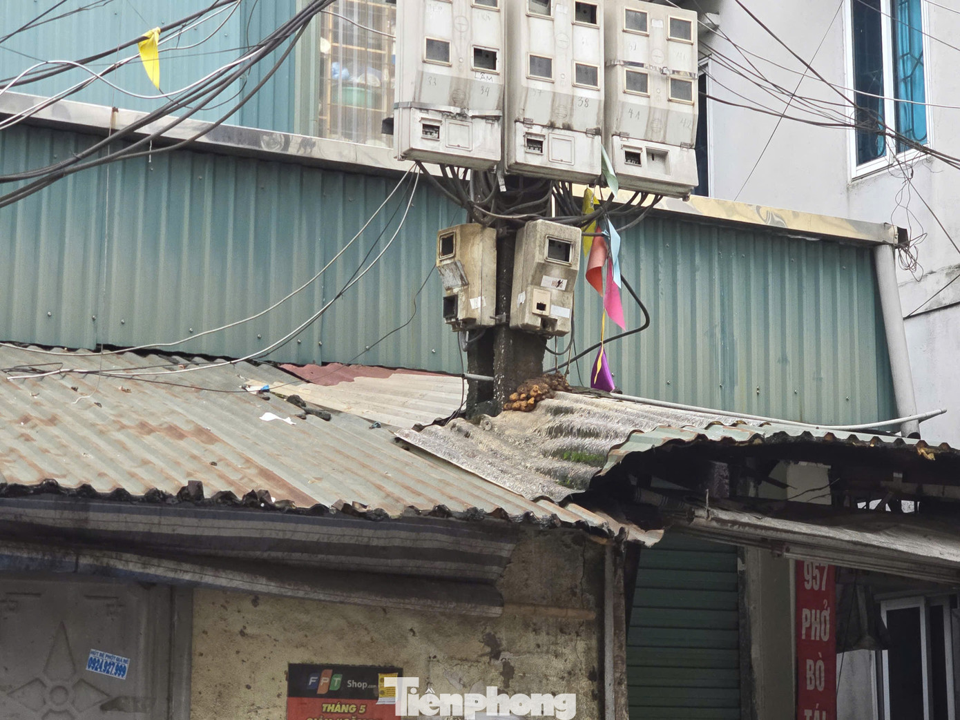 Kỳ lạ nhà 'ôm' cột điện tại phường trung tâm Thủ đô - Ảnh 5