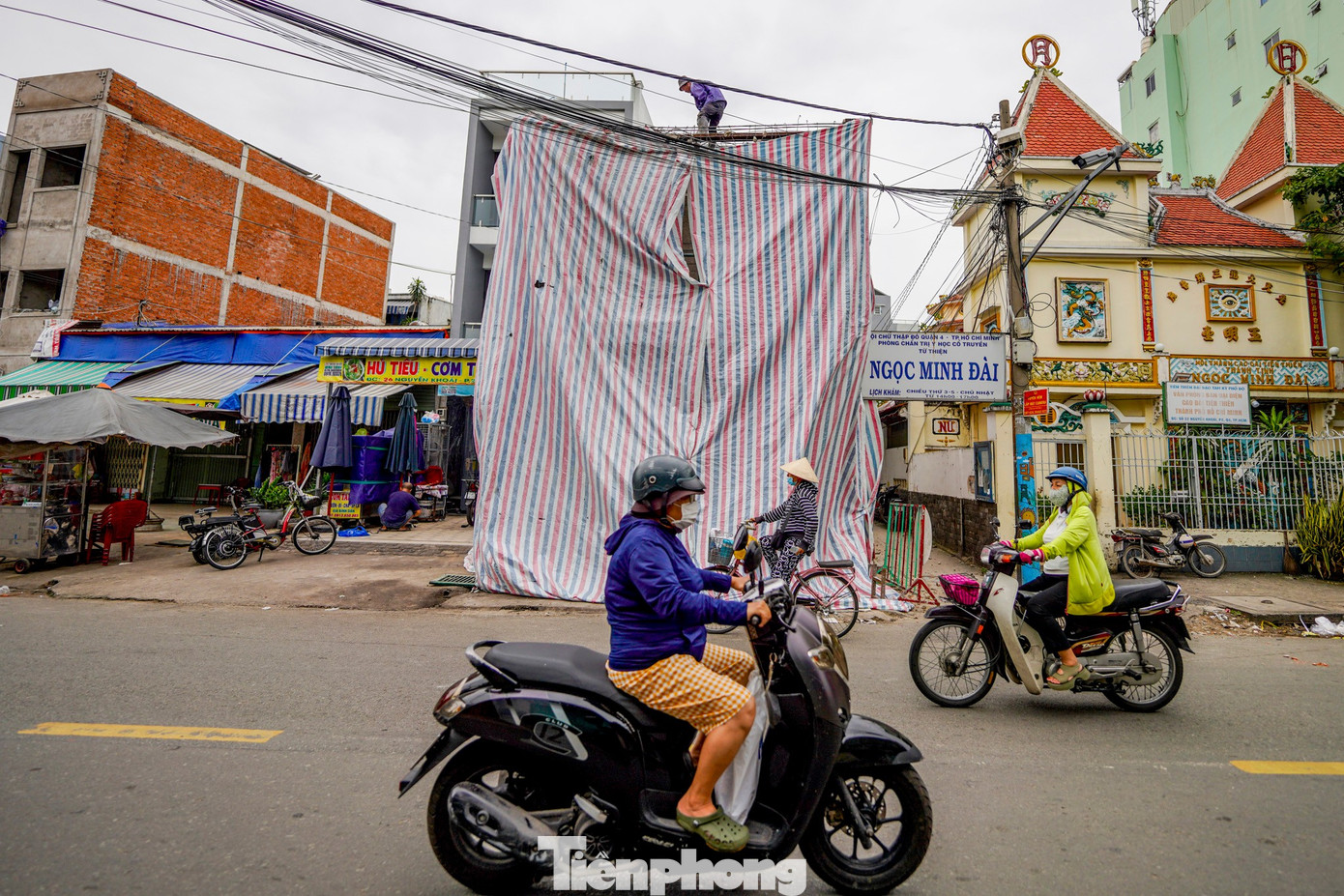 Người dân tháo dỡ nhà cửa, giao mặt bằng thi công cầu Nguyễn Khoái - Ảnh 13