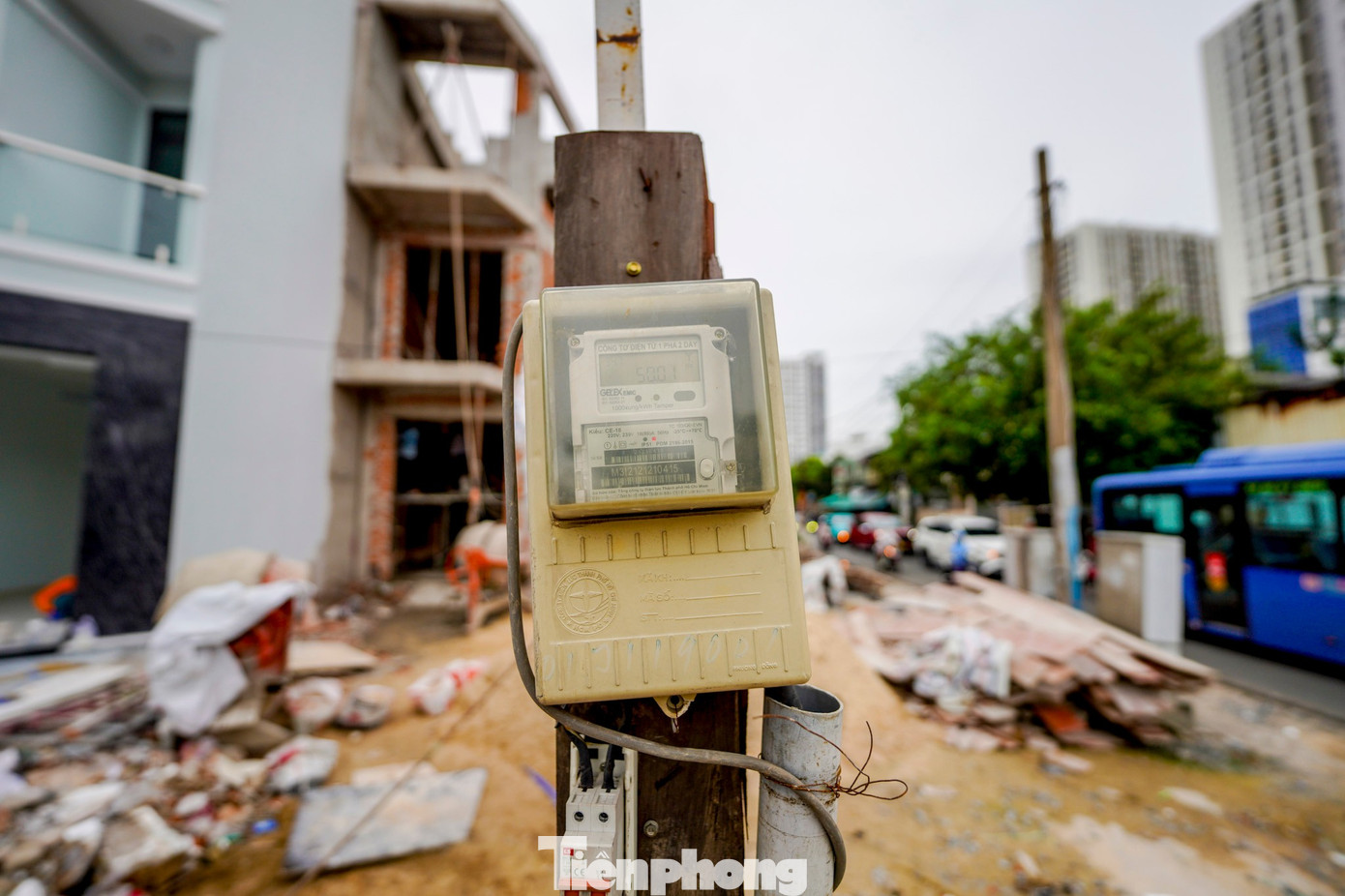 Người dân tháo dỡ nhà cửa, giao mặt bằng thi công cầu Nguyễn Khoái - Ảnh 7