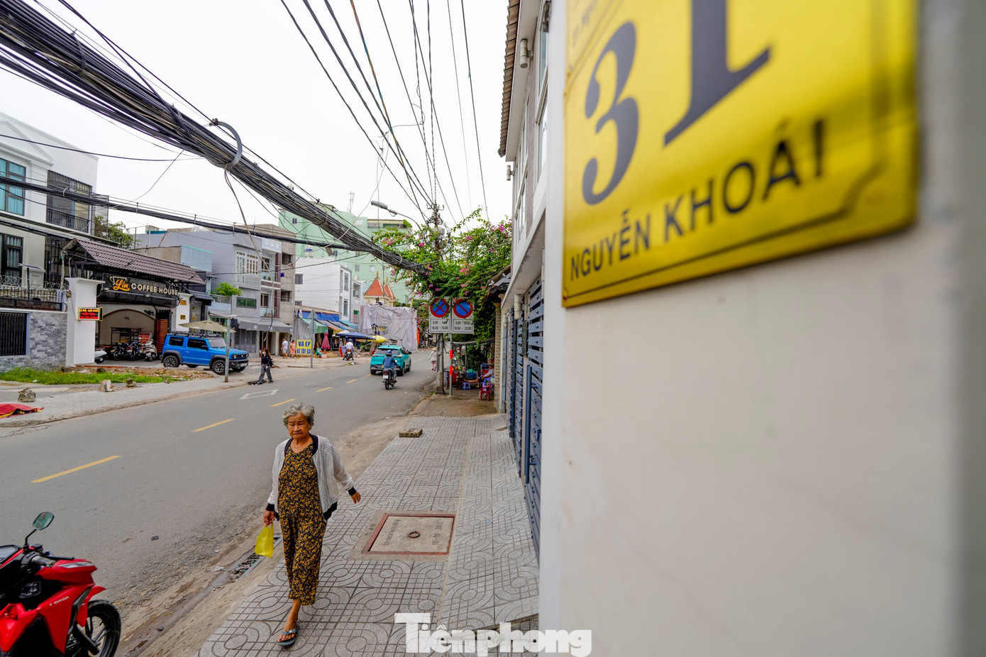 Người dân tháo dỡ nhà cửa, giao mặt bằng thi công cầu Nguyễn Khoái - Ảnh 1