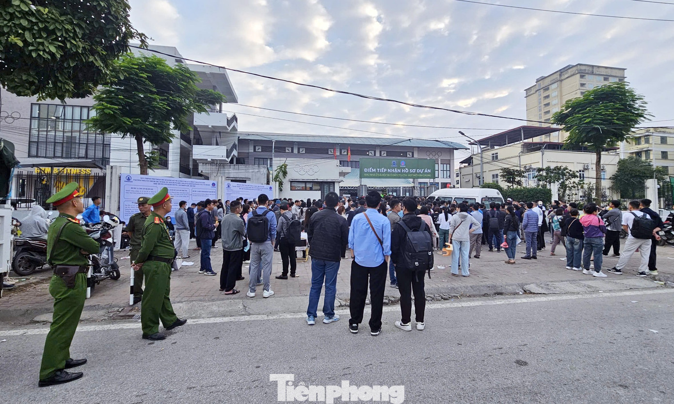 Hàng trăm người chen chân nộp hồ sơ dự án nhà ở xã hội CT3 Kim Chung, giá từ 900 triệu đồng/căn - Ảnh 7
