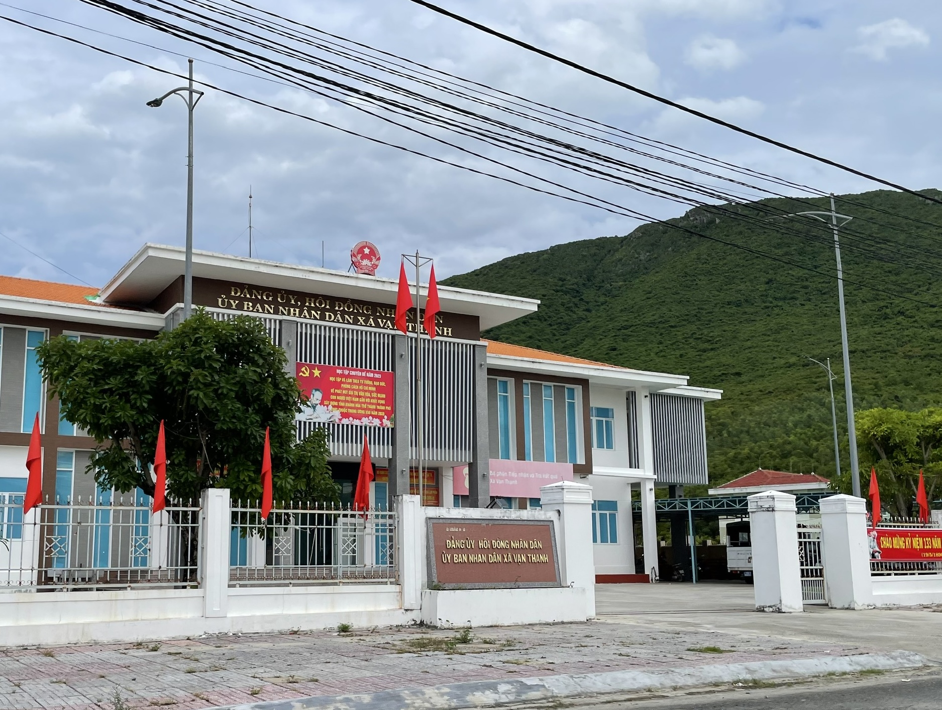 Hàng loạt cựu cán bộ địa phương ở Khánh Hòa lãnh án tù vì "phù phép" sổ đỏ - Ảnh 1