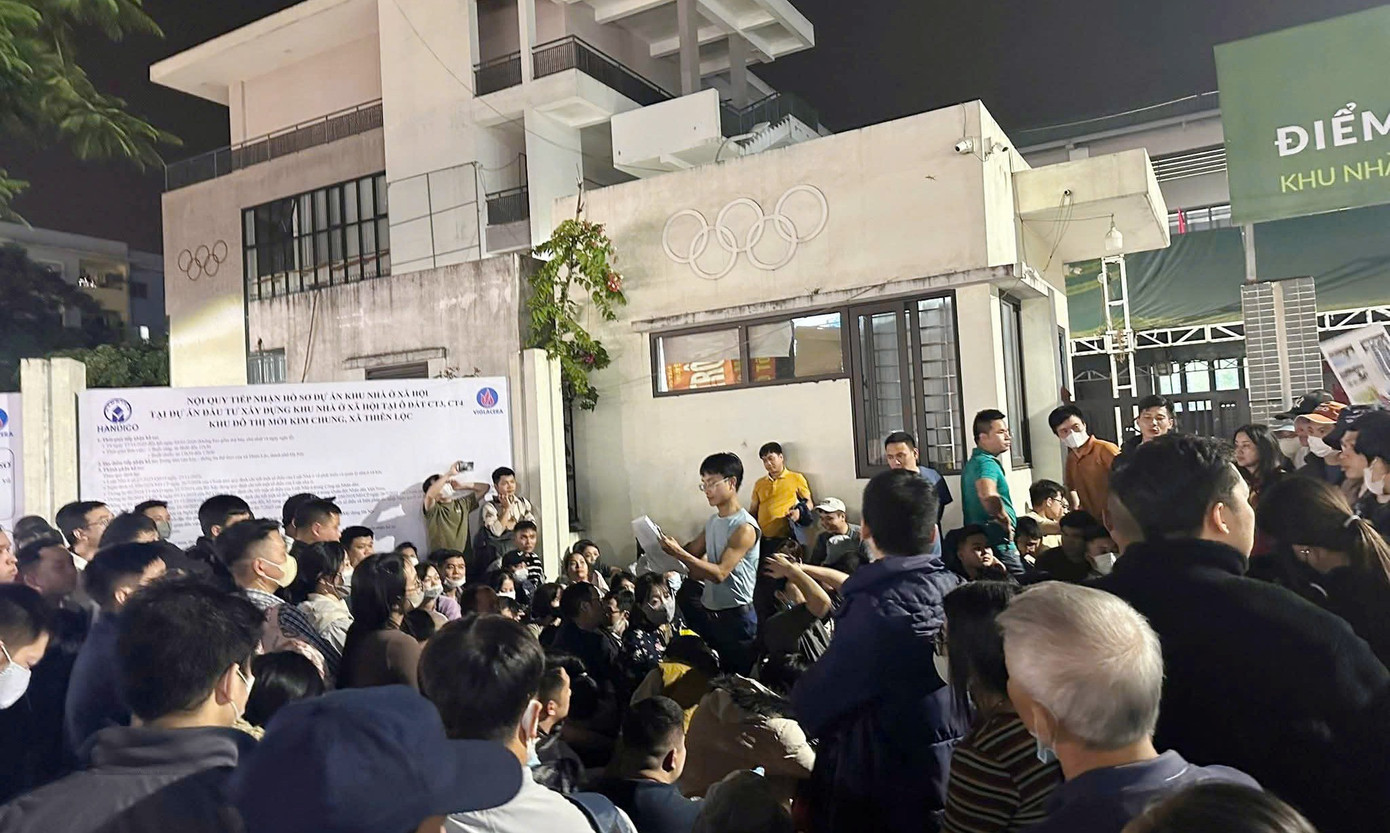 Có gì tại dự án nhà ở Hà Nội khiến đoàn người trắng đêm chờ nộp hồ sơ, có người ngất xỉu trong cơn hỗn loạn? - Ảnh 1