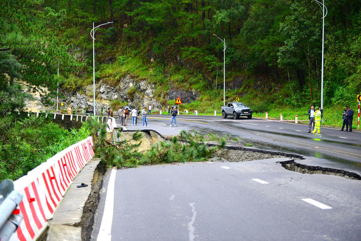Đơn vị nào chịu trách nhiệm 'vá' vết nứt kéo dài trên đường đèo Prenn? - Ảnh 1