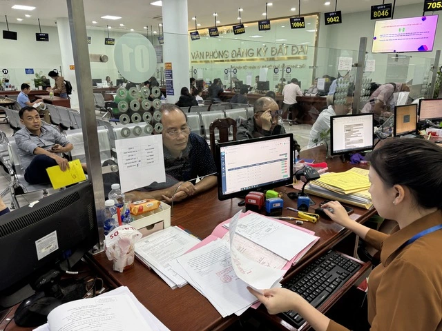 Giá đất tăng sốc sẽ gây ra các rủi ro cho người dân - Ảnh 1