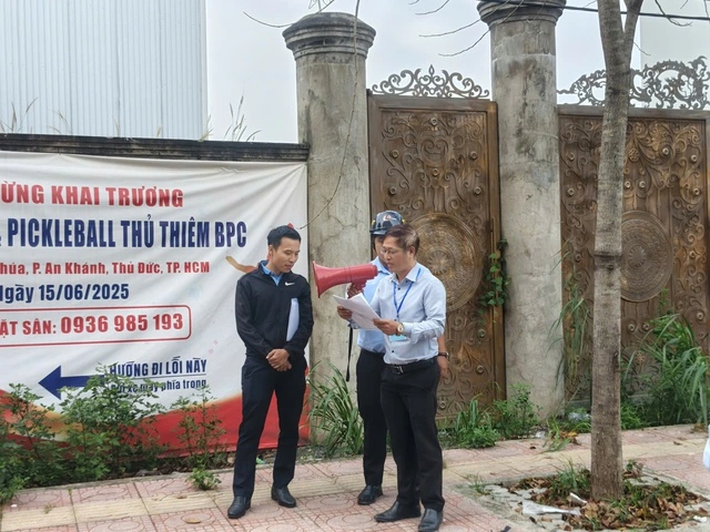 Phường An Khánh ra quân cưỡng chế sân pickleball xây dựng không phép - Ảnh 1