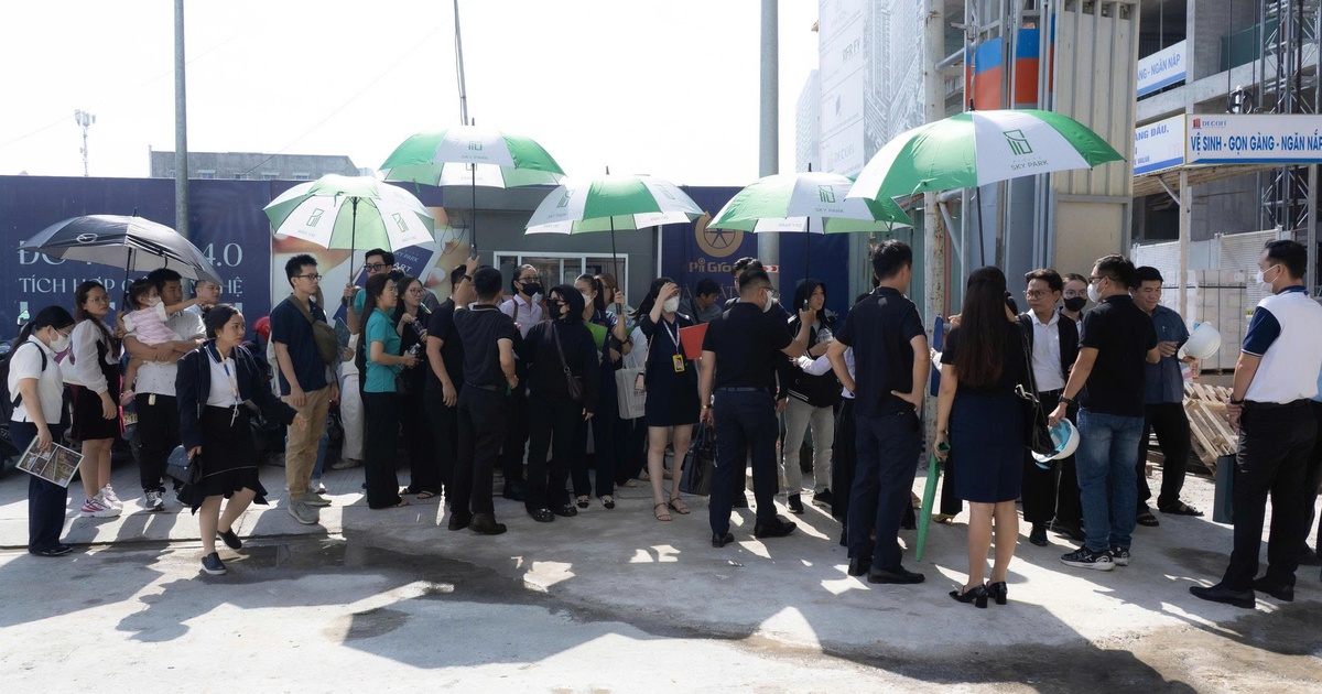 Hàng trăm khách hàng tham quan căn hộ thực tế Picity Sky Park