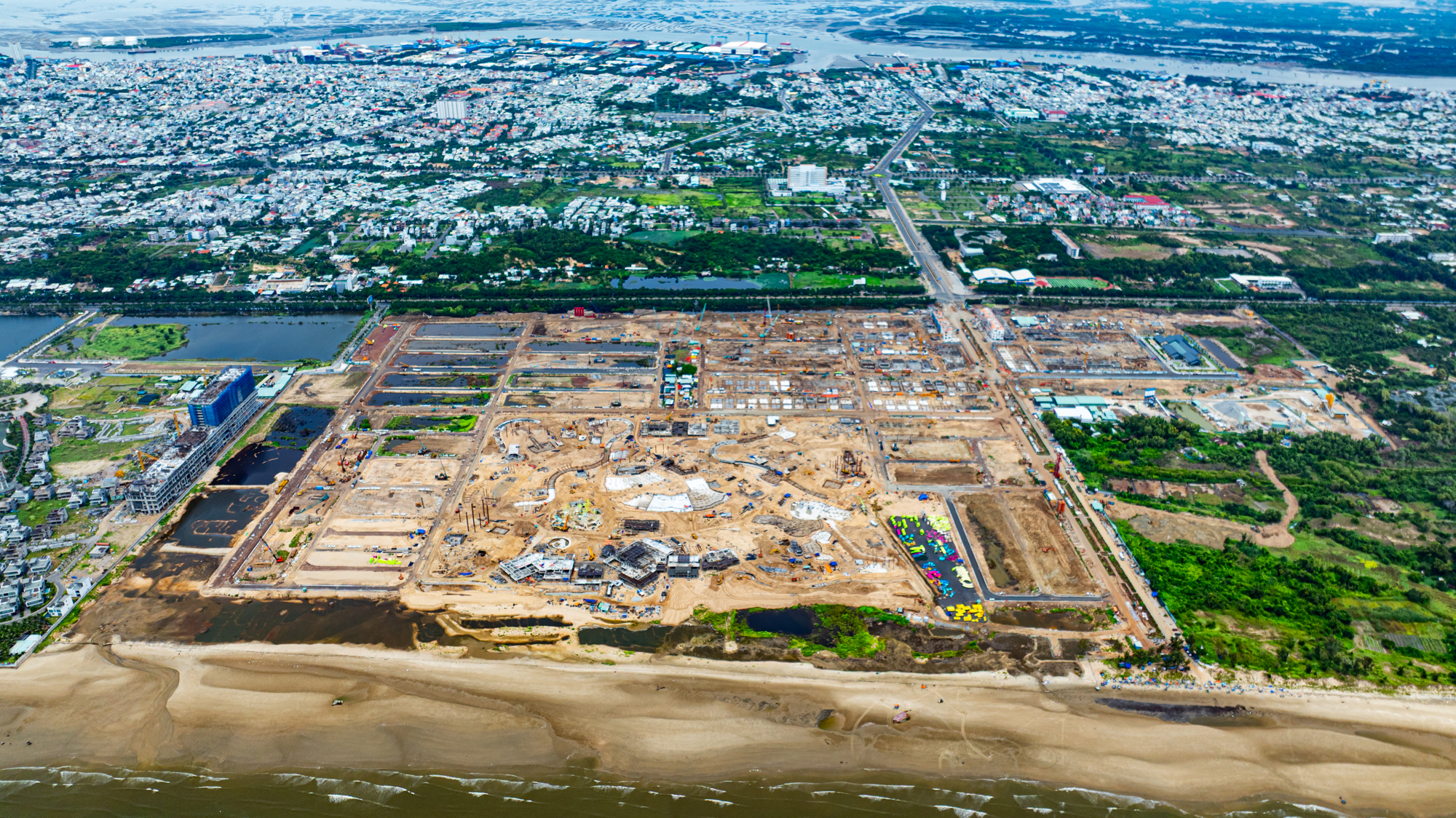 Tiến độ gây sốc tại đại đô thị lớn nhất của Sun Group ở Vũng Tàu: Hơn 4.000 công nhân xây dựng, công viên nước lớn nhất miền Nam sắp mở, giá nhà phố vượt 200 triệu đồng/m2 - Ảnh 1