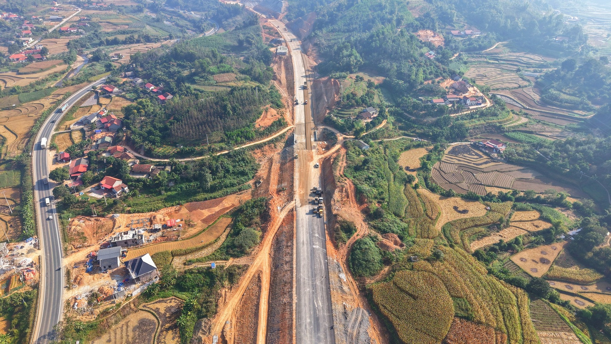 Toàn cảnh đoạn đầu tiên của cao tốc dài nhất Việt Nam: Trị giá 11.000 tỷ, sẽ thông xe sau một tuần nữa - Ảnh 1