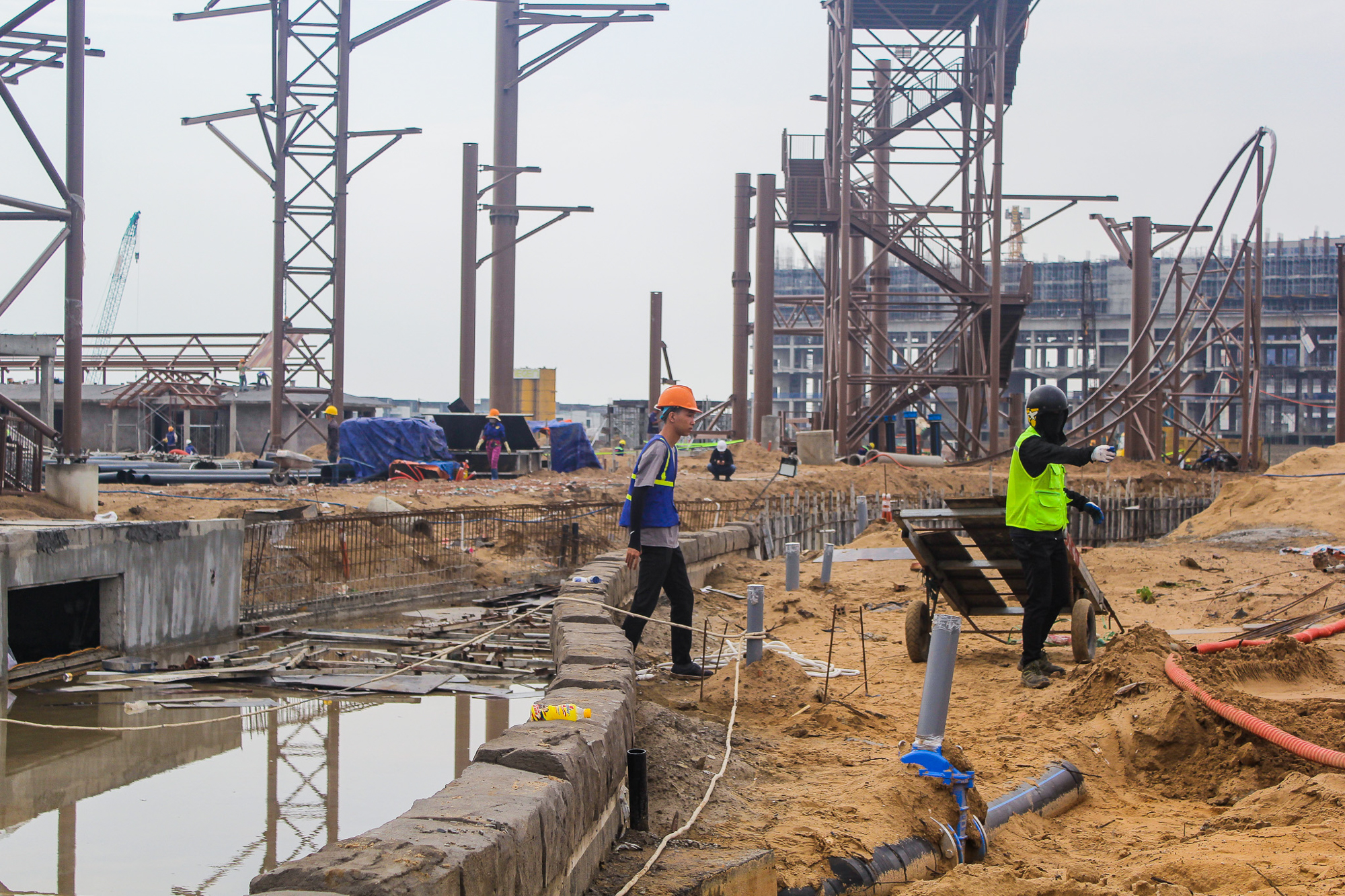 Tiến độ gây sốc tại đại đô thị lớn nhất của Sun Group ở Vũng Tàu: Hơn 4.000 công nhân xây dựng, công viên nước lớn nhất miền Nam sắp mở, giá nhà phố vượt 200 triệu đồng/m2 - Ảnh 10