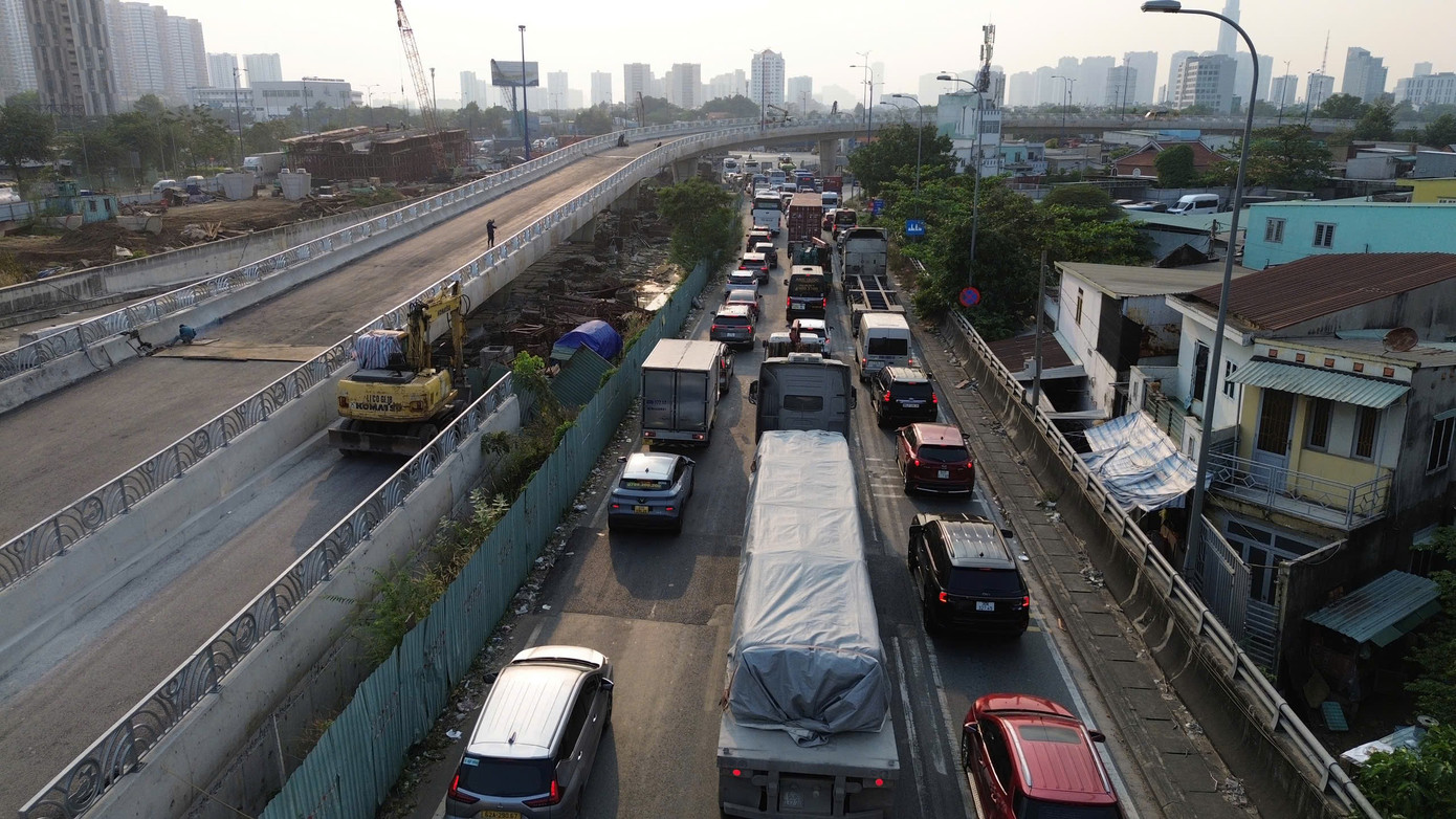 Nút giao An Phú, cửa ngõ phía Đông TPHCM... đông nghẹt trước kỳ nghỉ Tết Dương lịch - Ảnh 4