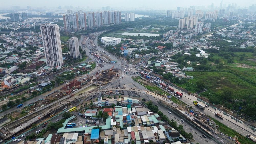 Vì sao cuối năm, TPHCM vẫn dày đặc rào chắn và công trình đào đường? - Ảnh 1