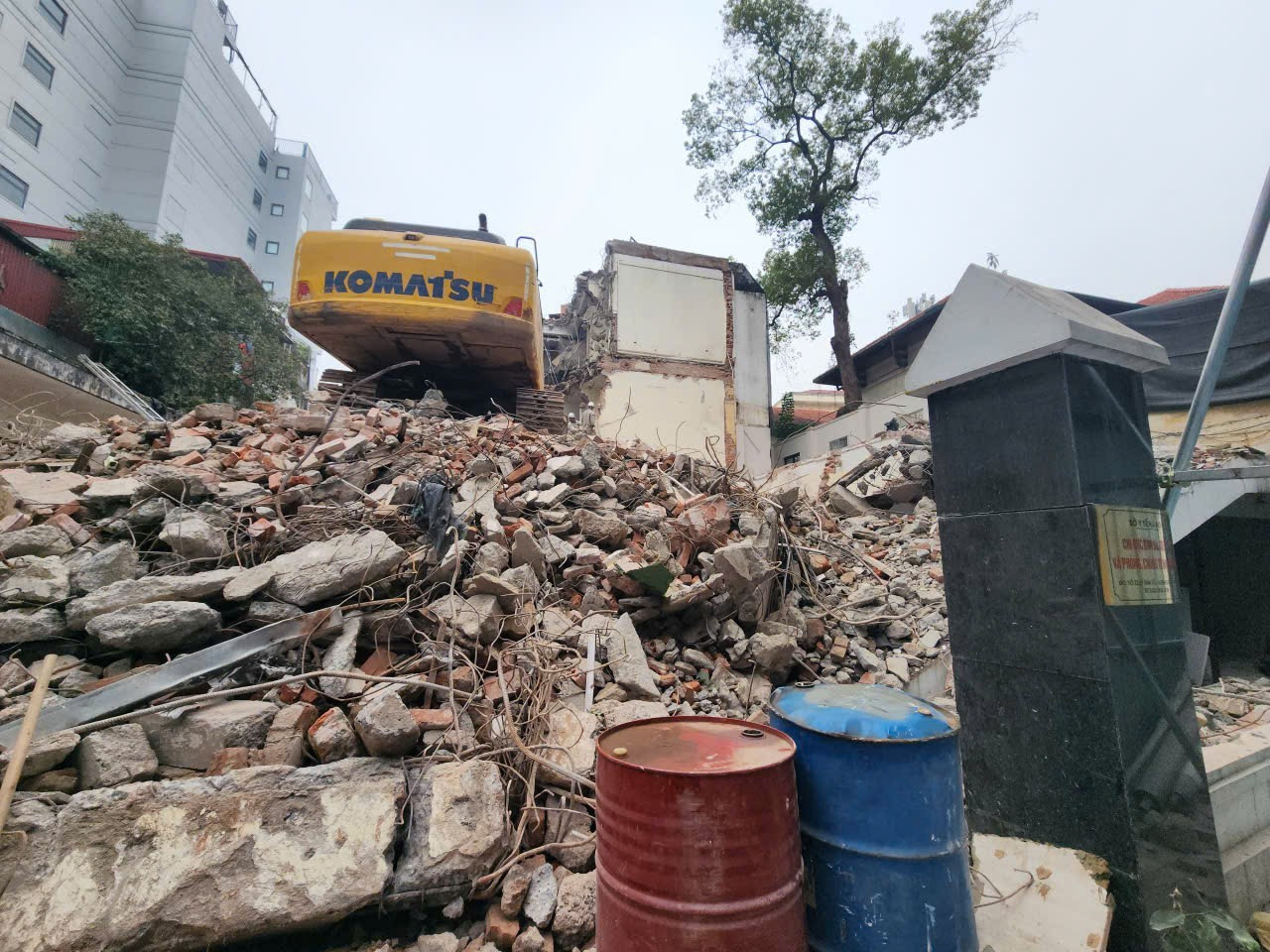 Bắt đầu phá dỡ các công trình để phục vụ dự án quanh hồ Hoàn Kiếm - Ảnh 1