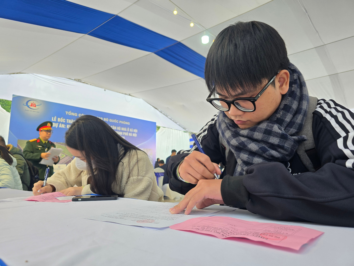 Hà Nội: Gần 1.000 khách hàng bốc thăm mua nhà ở xã hội Uy Nỗ - Ảnh 13