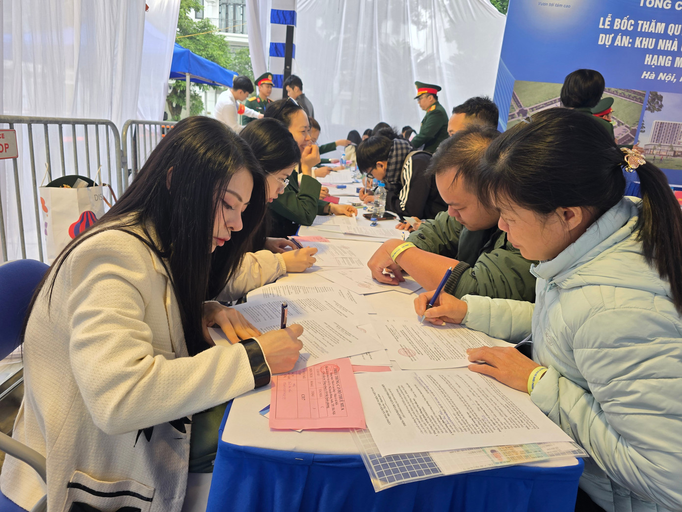 Hà Nội: Gần 1.000 khách hàng bốc thăm mua nhà ở xã hội Uy Nỗ - Ảnh 12