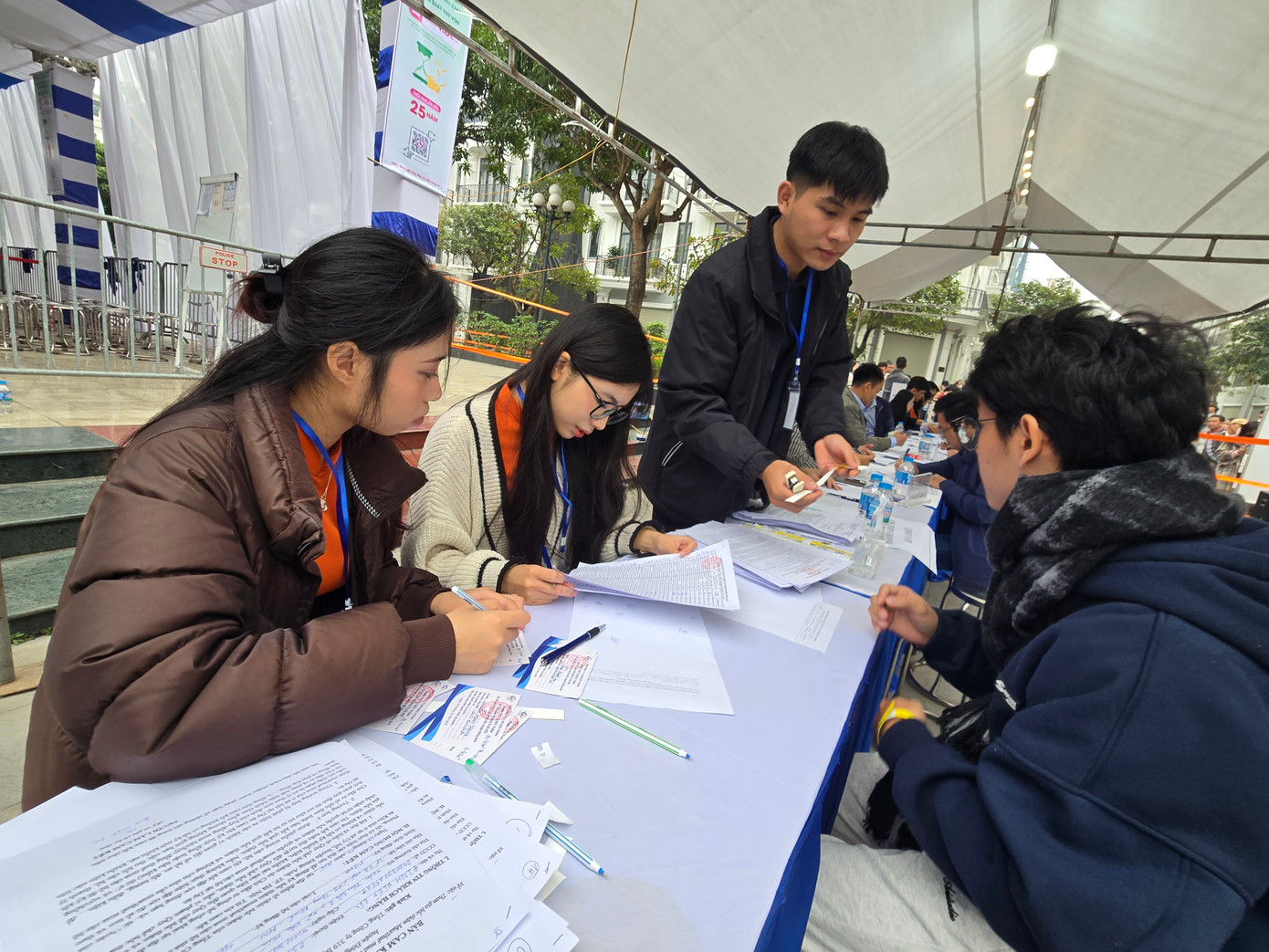 Hà Nội: Gần 1.000 khách hàng bốc thăm mua nhà ở xã hội Uy Nỗ - Ảnh 3