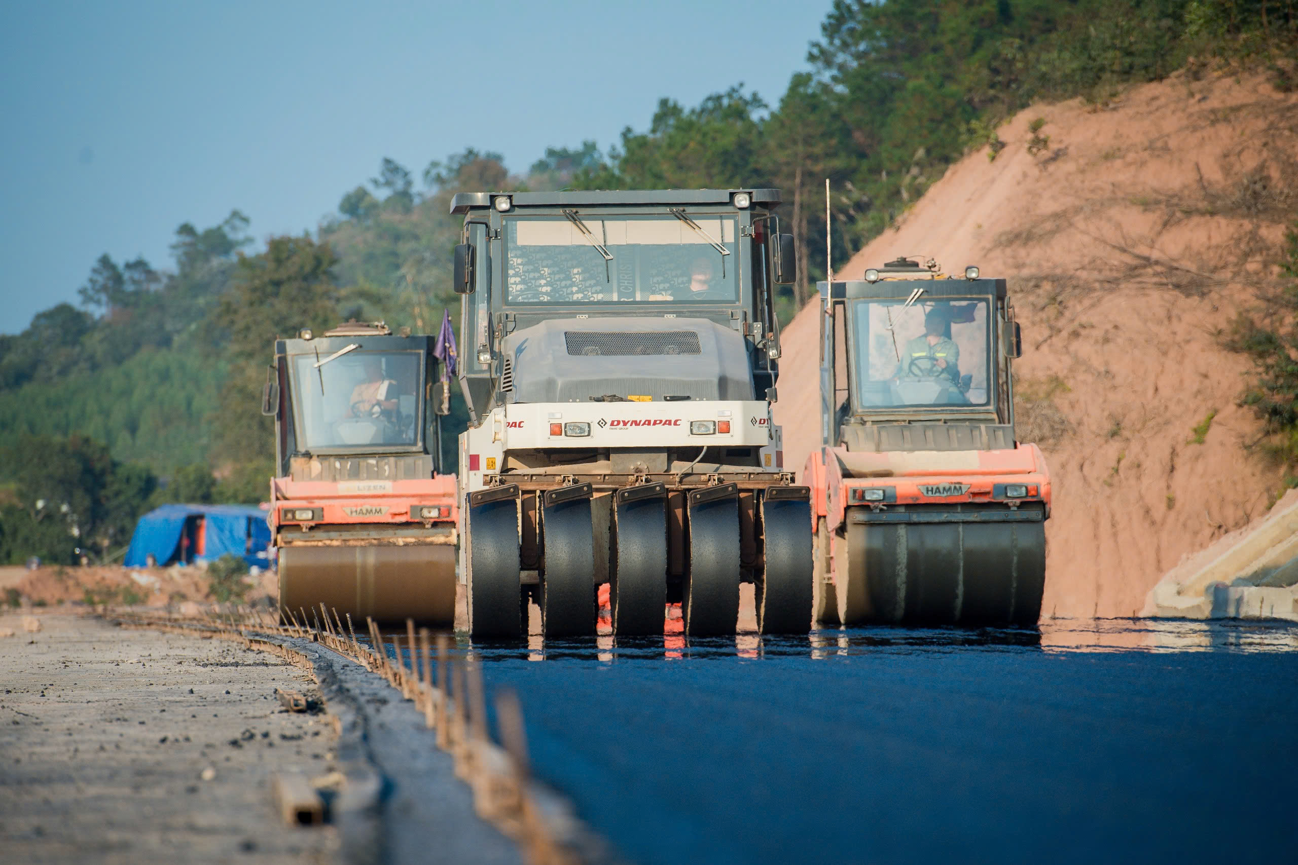 Toàn cảnh đoạn đầu tiên của cao tốc dài nhất Việt Nam: Trị giá 11.000 tỷ, sẽ thông xe sau một tuần nữa - Ảnh 10