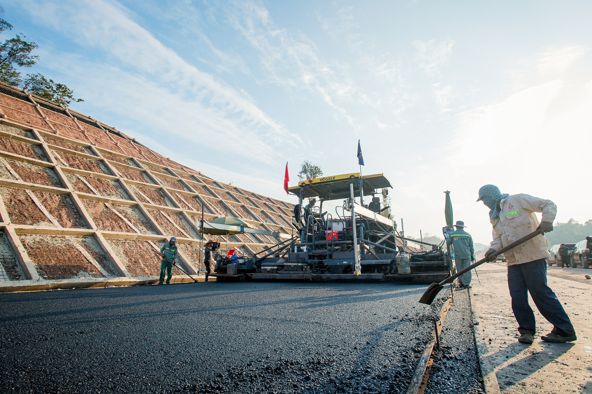 Toàn cảnh đoạn đầu tiên của cao tốc dài nhất Việt Nam: Trị giá 11.000 tỷ, sẽ thông xe sau một tuần nữa - Ảnh 11