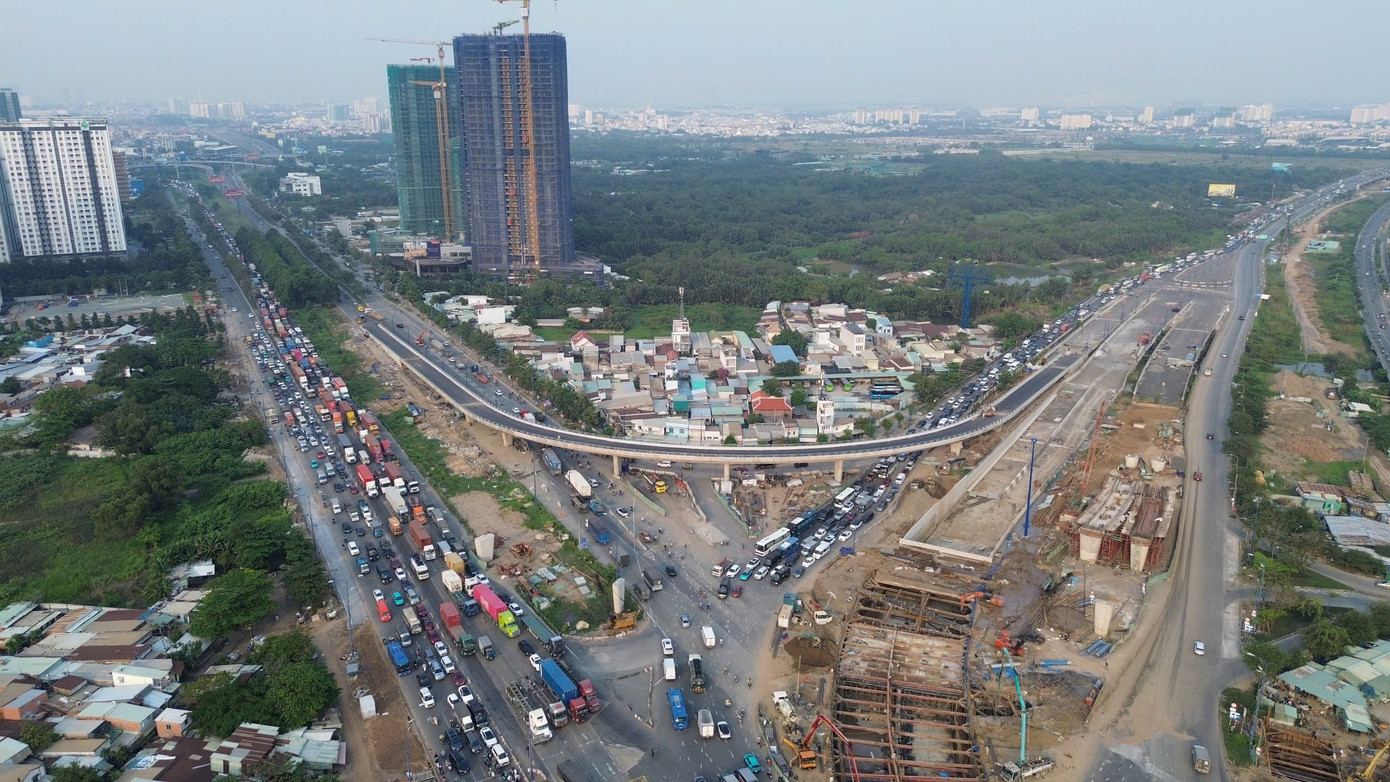 Nút giao An Phú, cửa ngõ phía Đông TPHCM... đông nghẹt trước kỳ nghỉ Tết Dương lịch - Ảnh 8