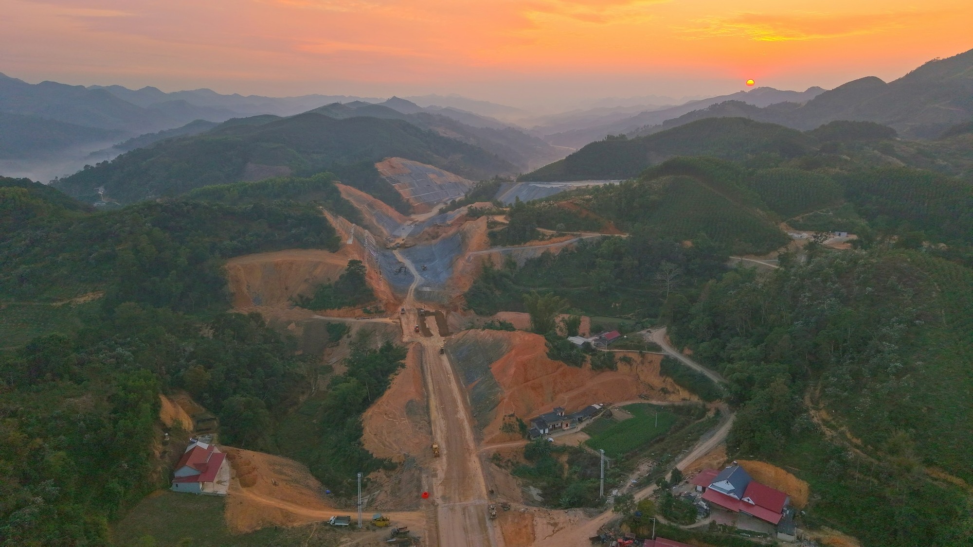 Toàn cảnh đoạn đầu tiên của cao tốc dài nhất Việt Nam: Trị giá 11.000 tỷ, sẽ thông xe sau một tuần nữa - Ảnh 14