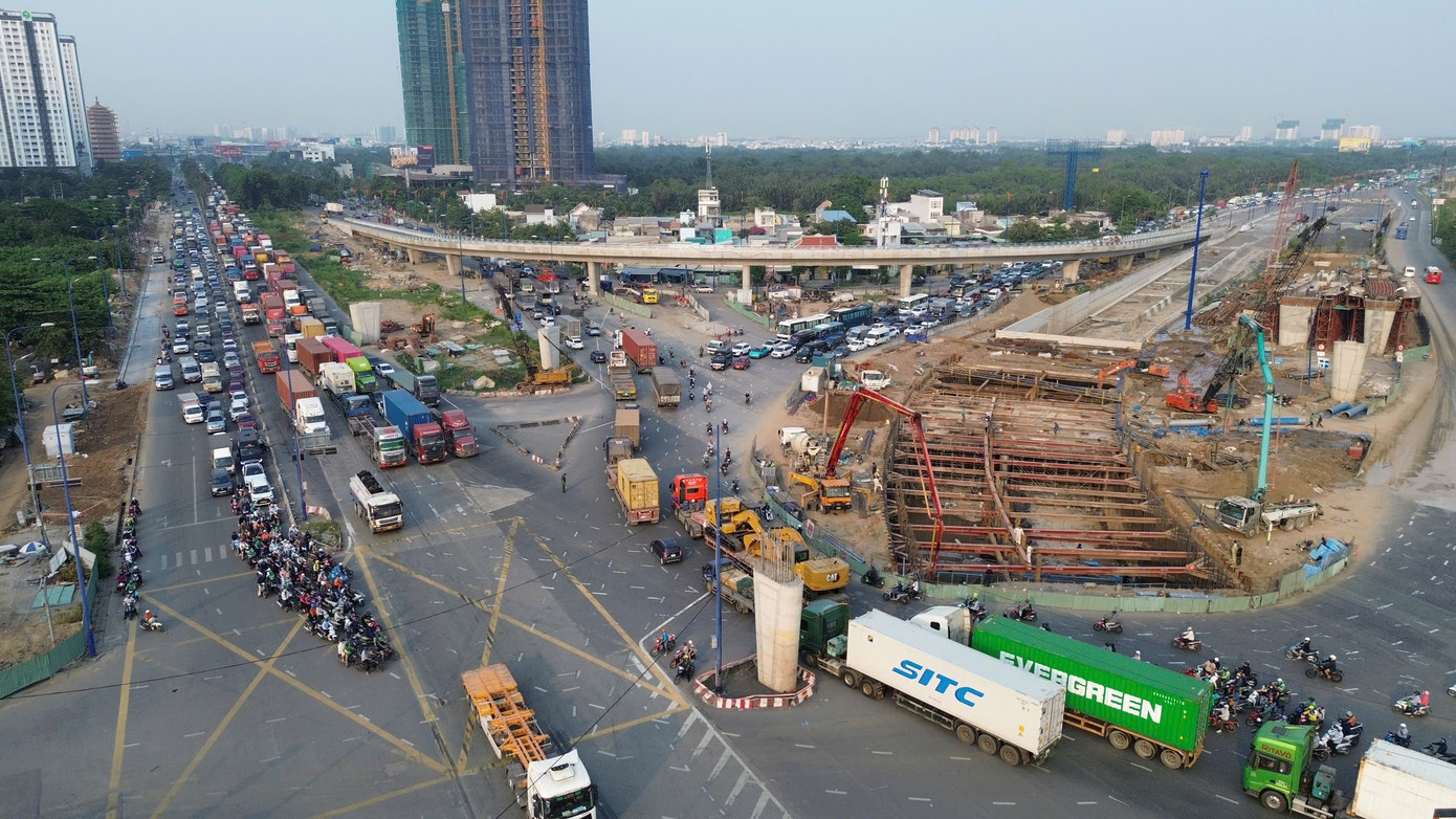 Nút giao An Phú, cửa ngõ phía Đông TPHCM... đông nghẹt trước kỳ nghỉ Tết Dương lịch - Ảnh 7