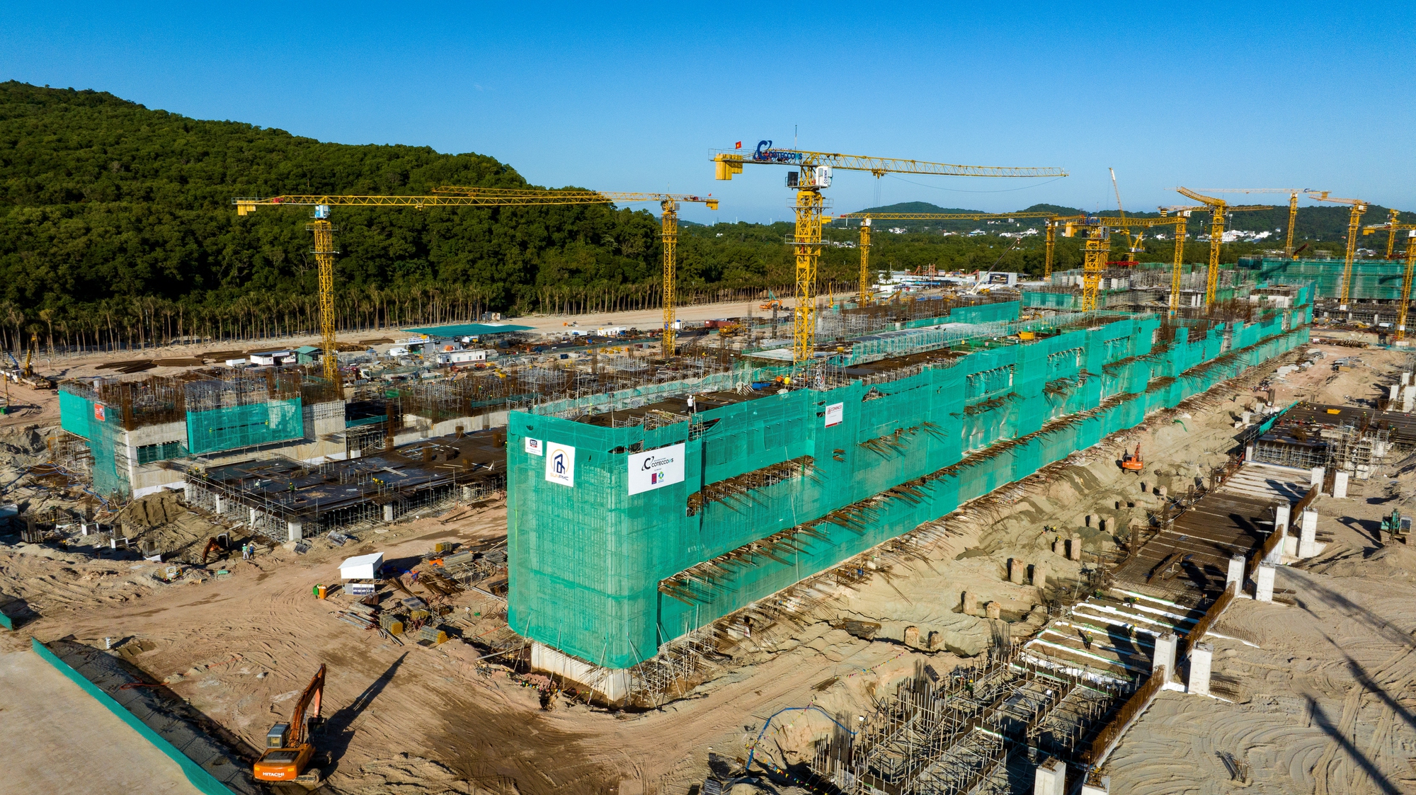 Toàn cảnh đại công trường APEC Phú Quốc: Sun Group triển khai tổ hợp gần 22.000 tỷ đồng, trung tâm hội nghị lớn hơn Las Vegas tăng tốc về đích - Ảnh 2