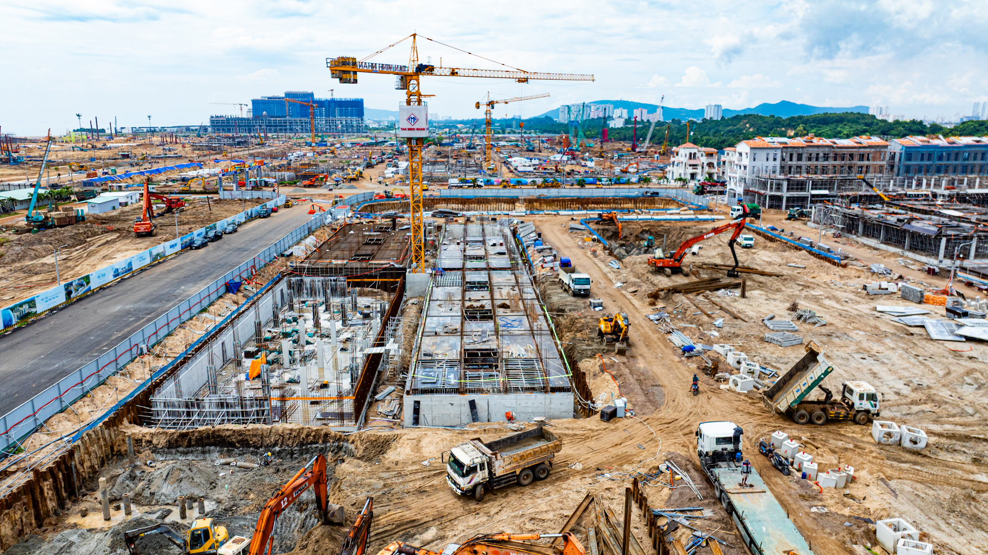 Tiến độ gây sốc tại đại đô thị lớn nhất của Sun Group ở Vũng Tàu: Hơn 4.000 công nhân xây dựng, công viên nước lớn nhất miền Nam sắp mở, giá nhà phố vượt 200 triệu đồng/m2 - Ảnh 3