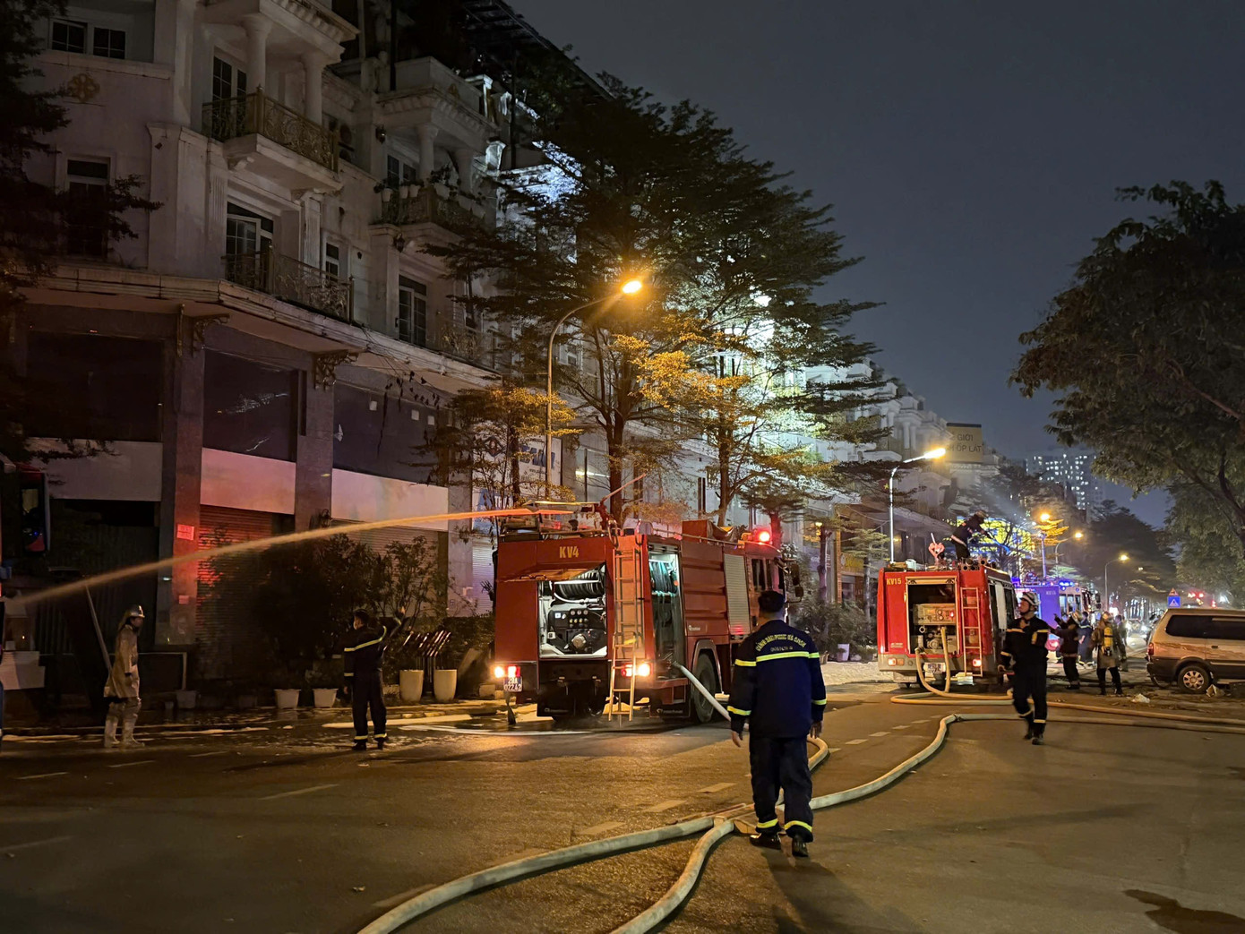 Hà Nội: Lửa cháy ngùn ngụt tại dãy biệt thự liền kề Geleximco trên đường Lê Trọng Tấn - Ảnh 1