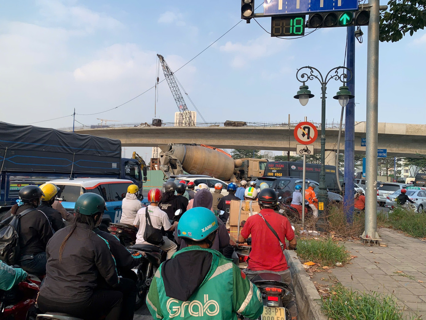 Nút giao An Phú, cửa ngõ phía Đông TPHCM... đông nghẹt trước kỳ nghỉ Tết Dương lịch - Ảnh 5