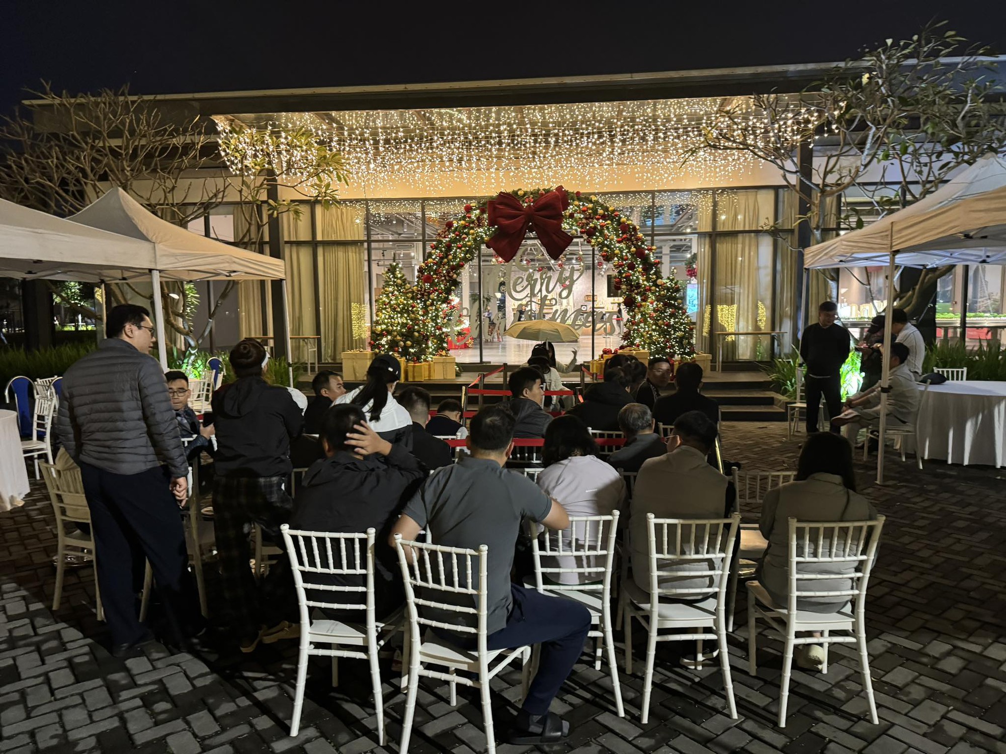 Người mua xếp hàng xuyên đêm, một dự án căn hộ chung cư ở Hà Nội có giá chênh đến 3 tỷ/căn - Ảnh 2