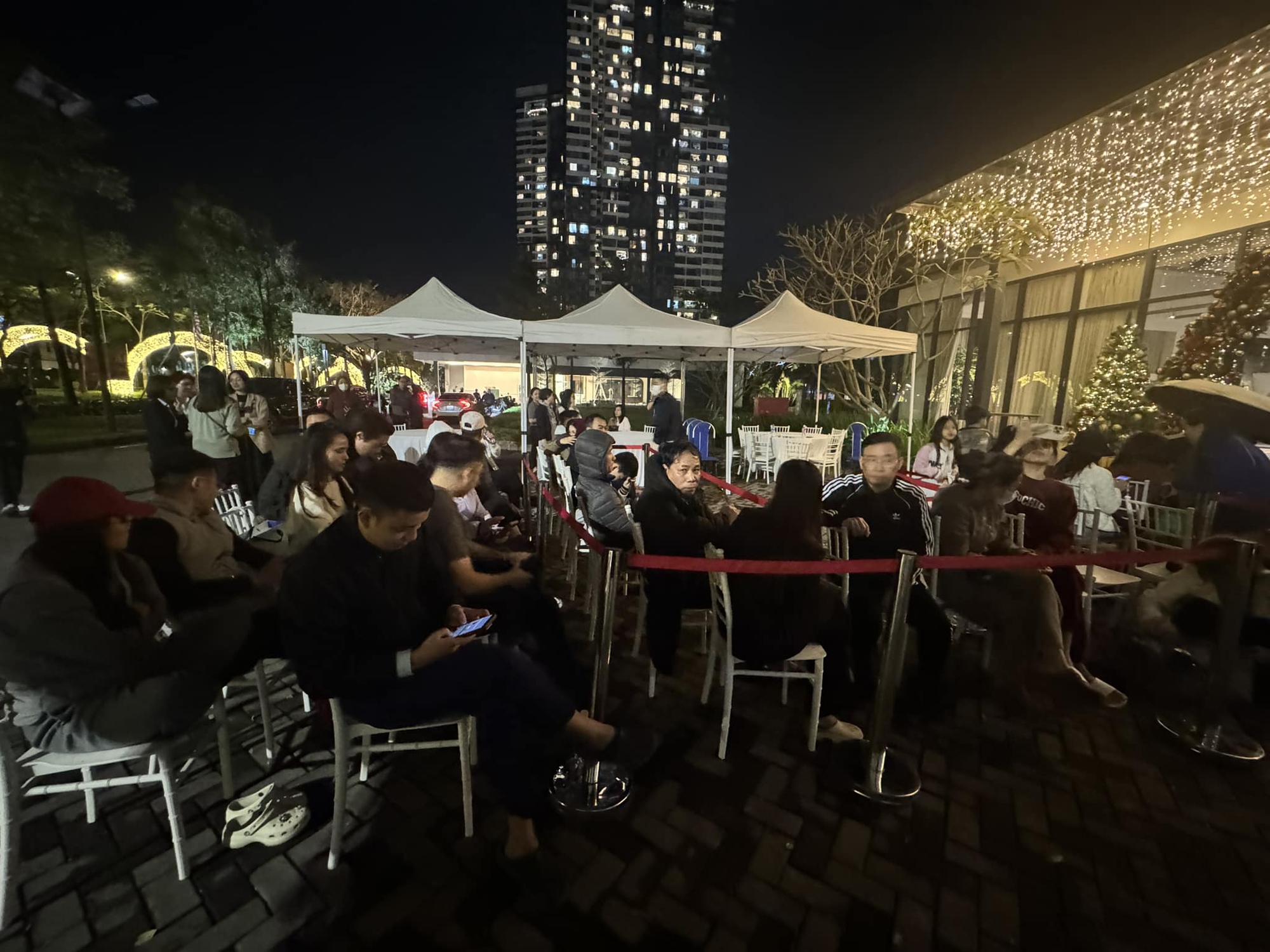 Người mua xếp hàng xuyên đêm, một dự án căn hộ chung cư ở Hà Nội có giá chênh đến 3 tỷ/căn - Ảnh 1