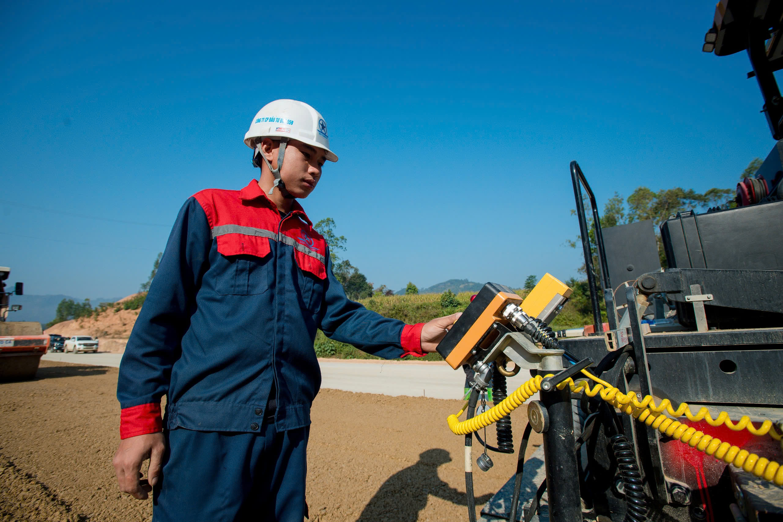 Toàn cảnh đoạn đầu tiên của cao tốc dài nhất Việt Nam: Trị giá 11.000 tỷ, sẽ thông xe sau một tuần nữa - Ảnh 5