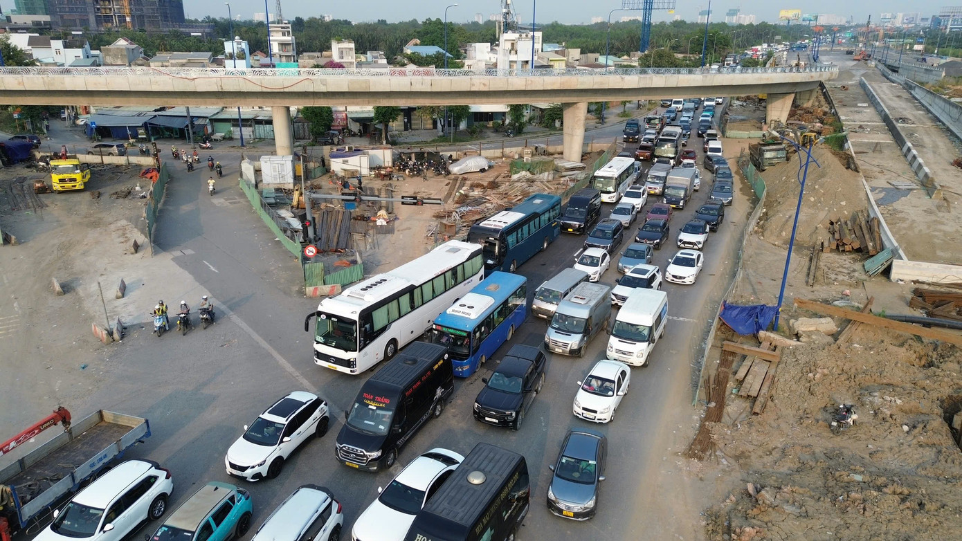 Nút giao An Phú, cửa ngõ phía Đông TPHCM... đông nghẹt trước kỳ nghỉ Tết Dương lịch - Ảnh 3