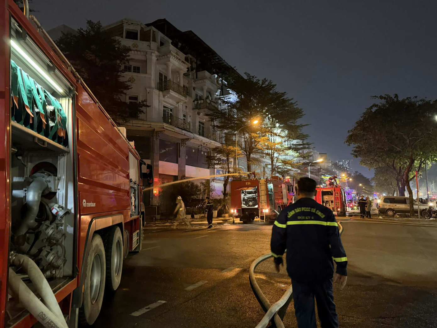 Hà Nội: Lửa cháy ngùn ngụt tại dãy biệt thự liền kề Geleximco trên đường Lê Trọng Tấn - Ảnh 2