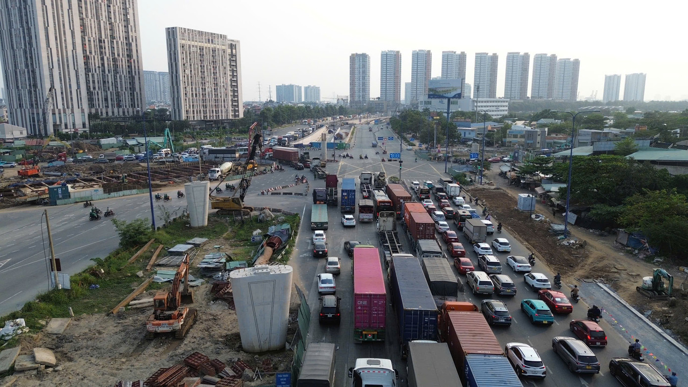 Nút giao An Phú, cửa ngõ phía Đông TPHCM... đông nghẹt trước kỳ nghỉ Tết Dương lịch - Ảnh 2