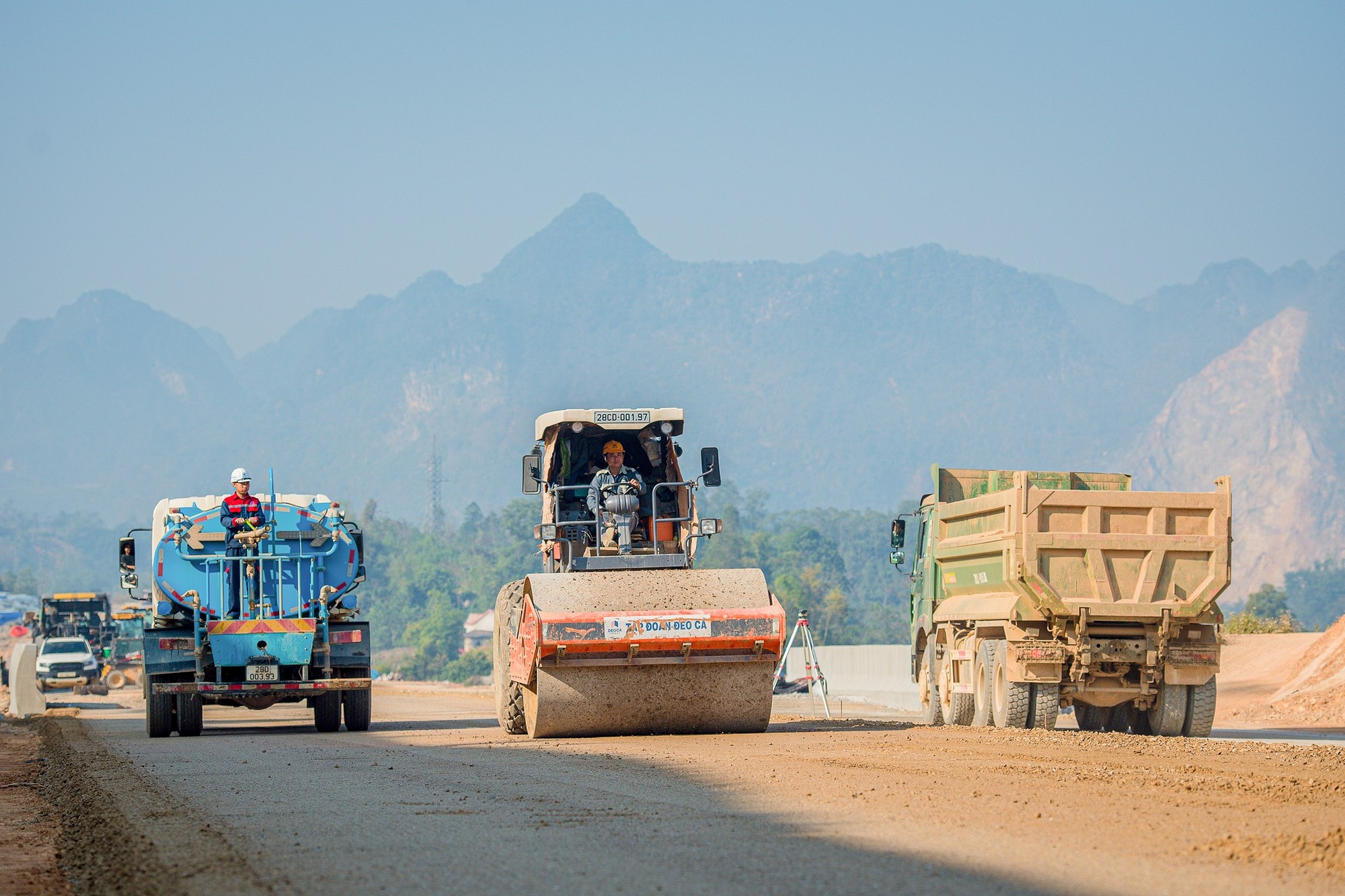 Toàn cảnh đoạn đầu tiên của cao tốc dài nhất Việt Nam: Trị giá 11.000 tỷ, sẽ thông xe sau một tuần nữa - Ảnh 8