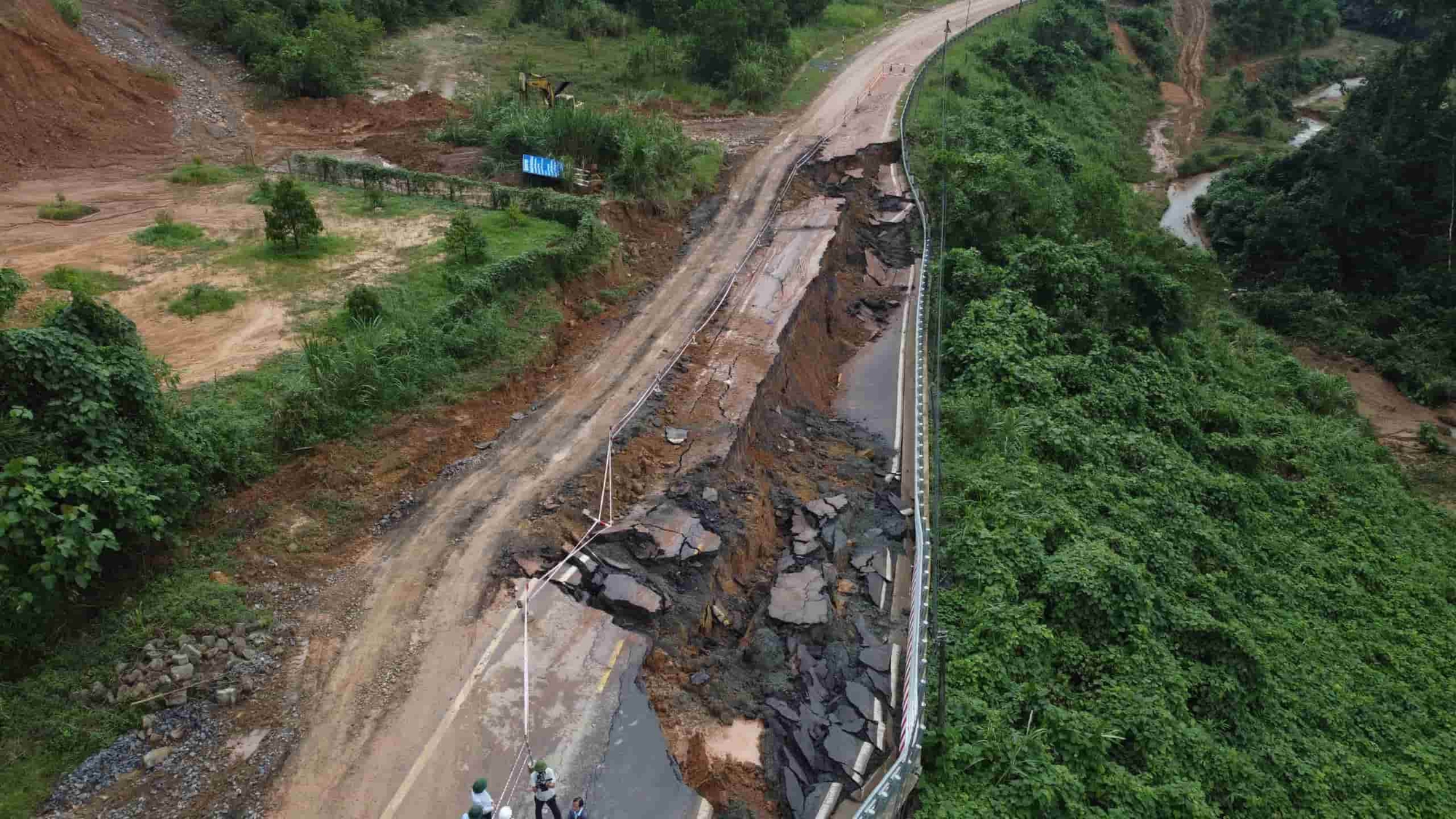 Đề xuất khẩn trương xây tuyến cao tốc mà Tập đoàn Sơn Hải muốn làm "công trình vượt núi đẹp nhất Việt Nam" - Ảnh 1