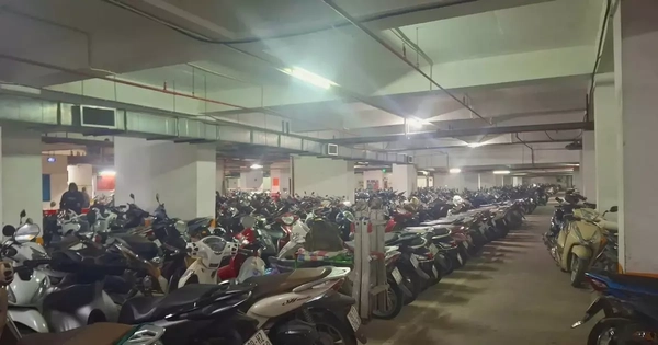 Yêu cầu chung cư đông dân nhất Hà Nội hủy 'lệnh' cấm gửi xe điện