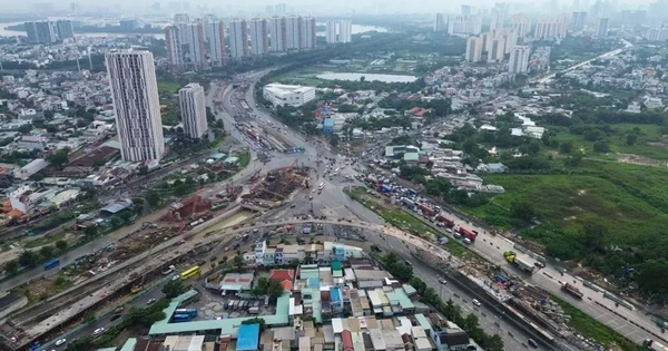 Vì sao cuối năm, TPHCM vẫn dày đặc rào chắn và công trình đào đường?
